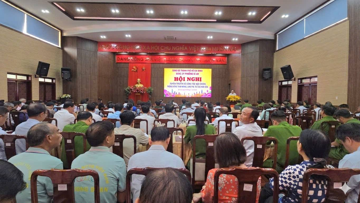Có thể là hình ảnh về một hoặc nhiều người và văn bản