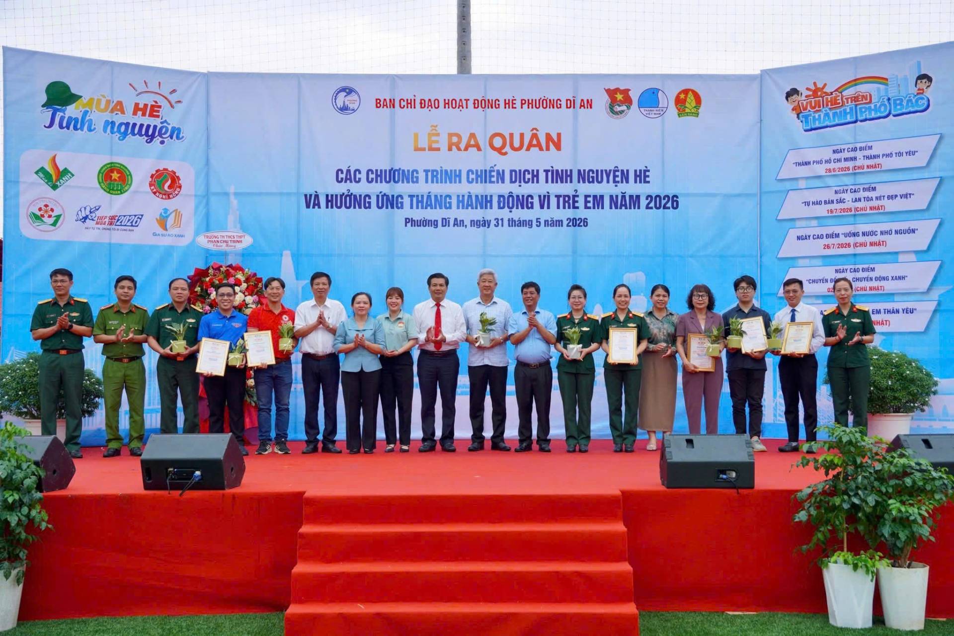 Có thể là hình ảnh về một hoặc nhiều người, cái bục và văn bản