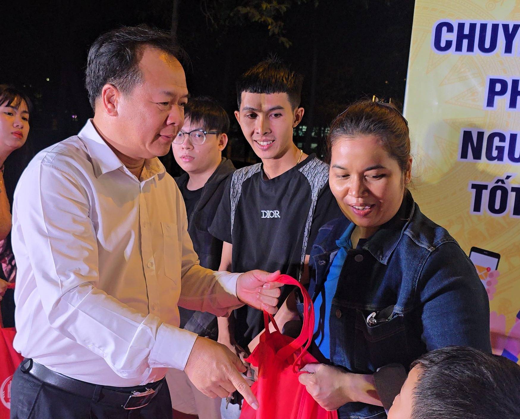 Có thể là hình ảnh về một hoặc nhiều người và văn bản cho biết '2 i.. CHUY P NGU TỐI DIOR KN'