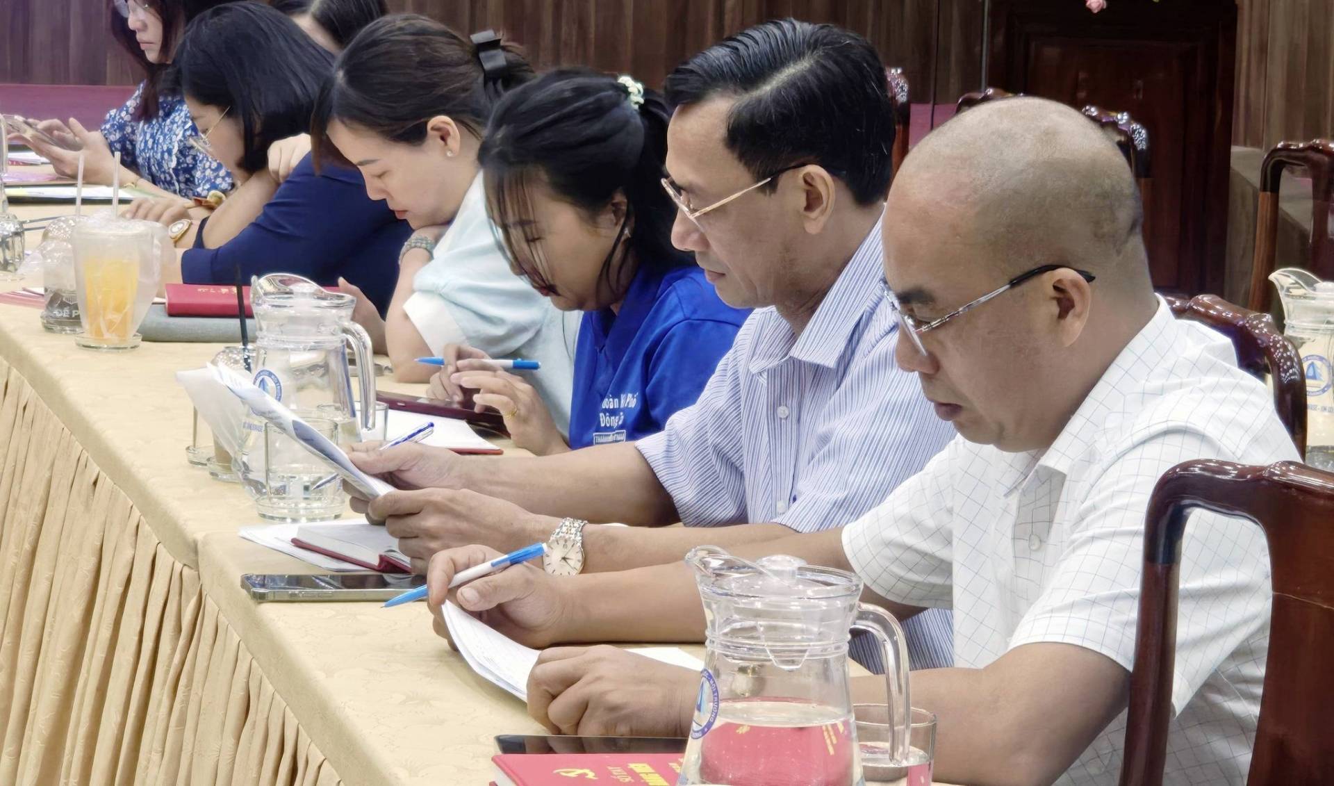 Có thể là hình ảnh về một hoặc nhiều người, mọi người đang học, bàn và văn bản