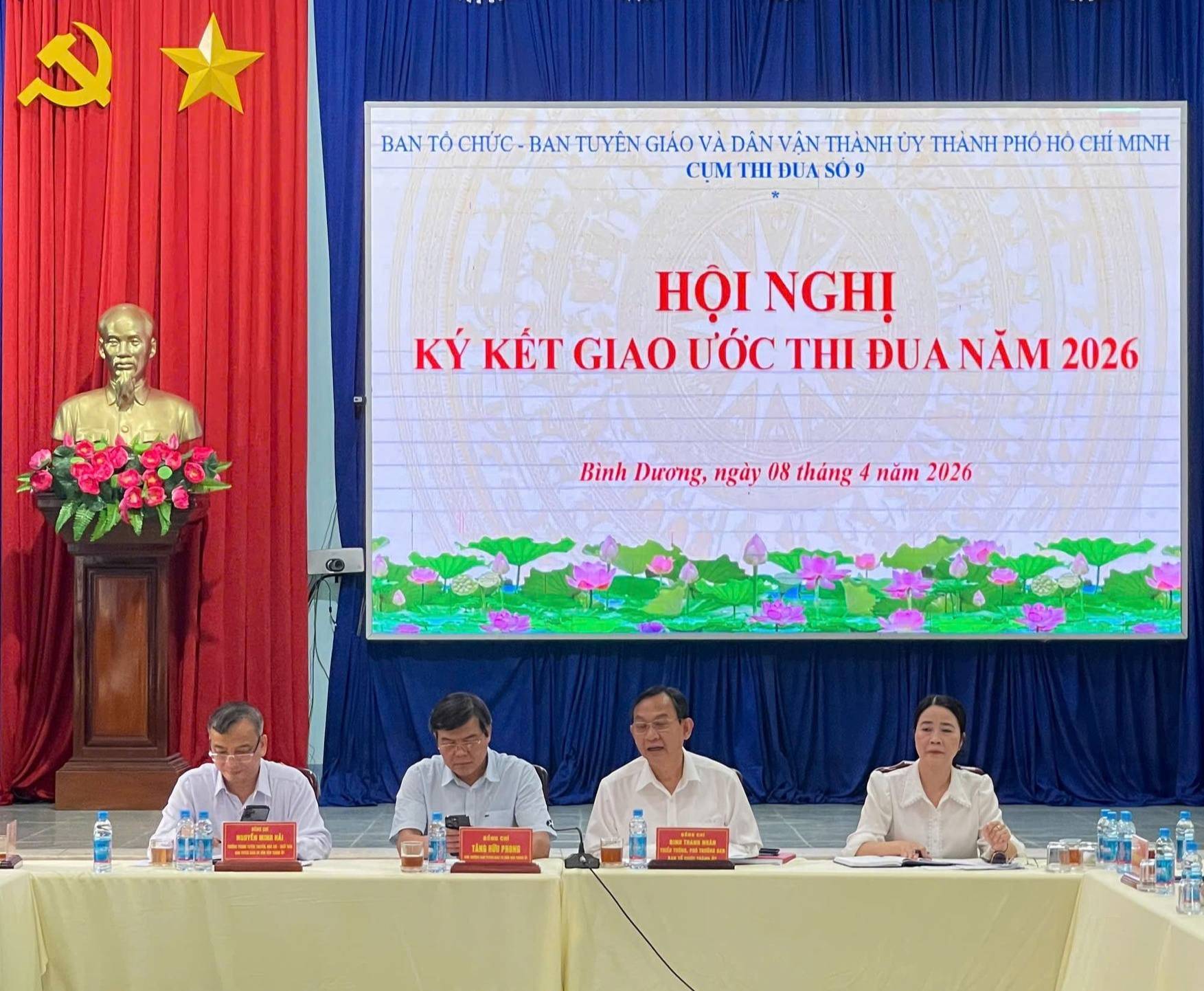 C&oacute; thể l&agrave; h&igrave;nh ảnh về c&aacute;i bục, đền thờ v&agrave; văn bản cho biết 'BAN TỎ CHỨC BAN TUY&Ecirc;N GI&Aacute;O V&Agrave; D&Acirc;N V&Acirc;N TH&Agrave;NH ỦY THẢNH PH&Ocirc; HỒ CH&Iacute; MINH CỤM THI DUA so &kappa;y KẾT HỘI NGHỊ IAOƯỚC ƯỚC THI DUA NĂM 2026 B&igrave;nh Dương, ng&agrave;y 08 th&aacute;ng năm 2026 sntceak 时编開 a'