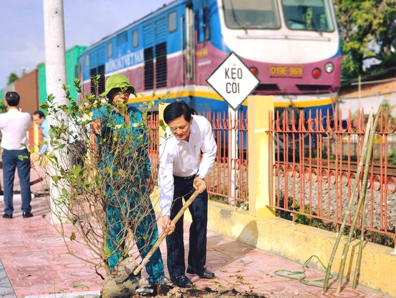 Có thể là hình ảnh về một hoặc nhiều người, tàu hỏa, đường phố, đường sắt và văn bản
