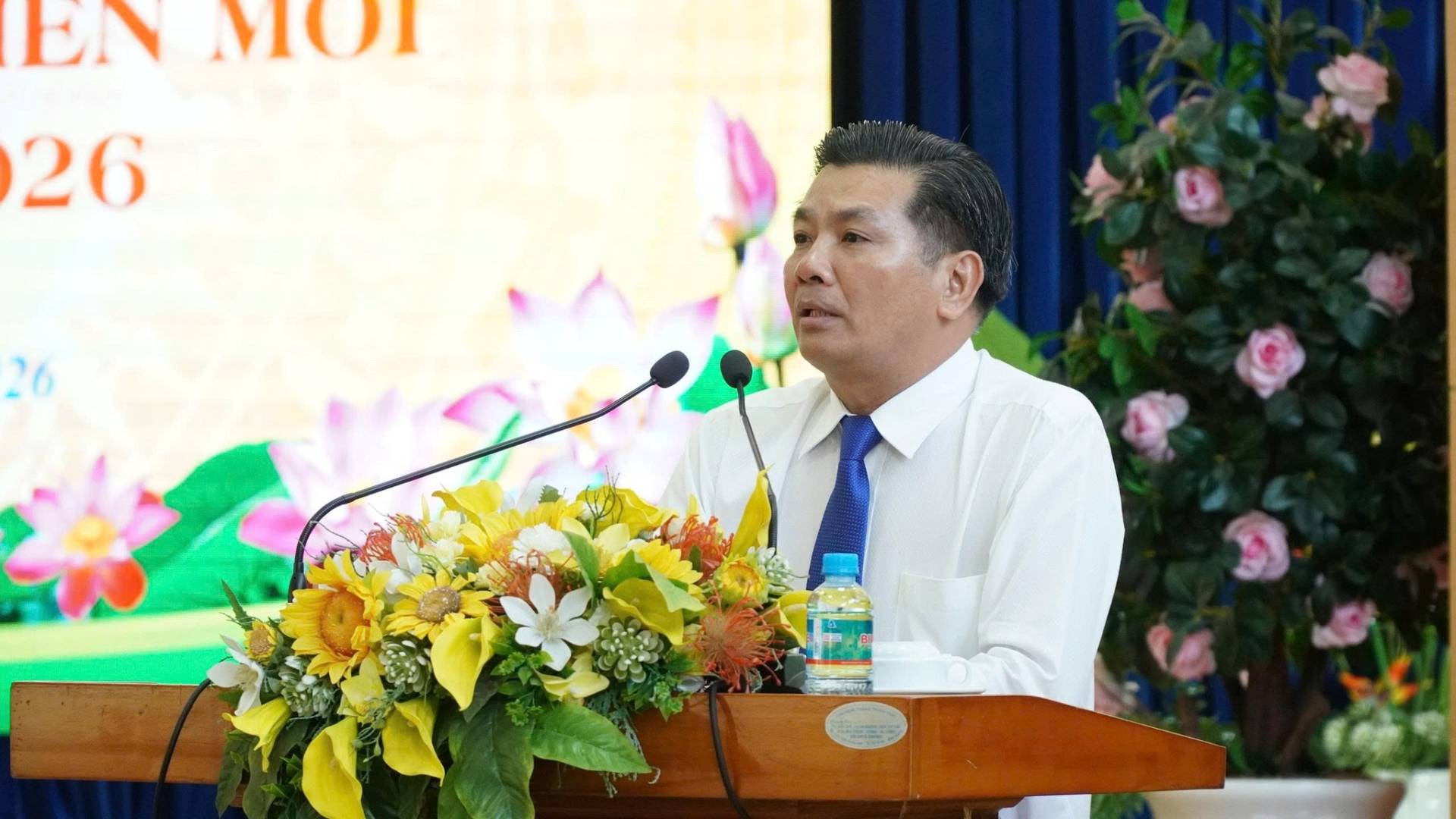 Có thể là hình ảnh về cái bục và văn bản cho biết 'EN MOI 26 26'