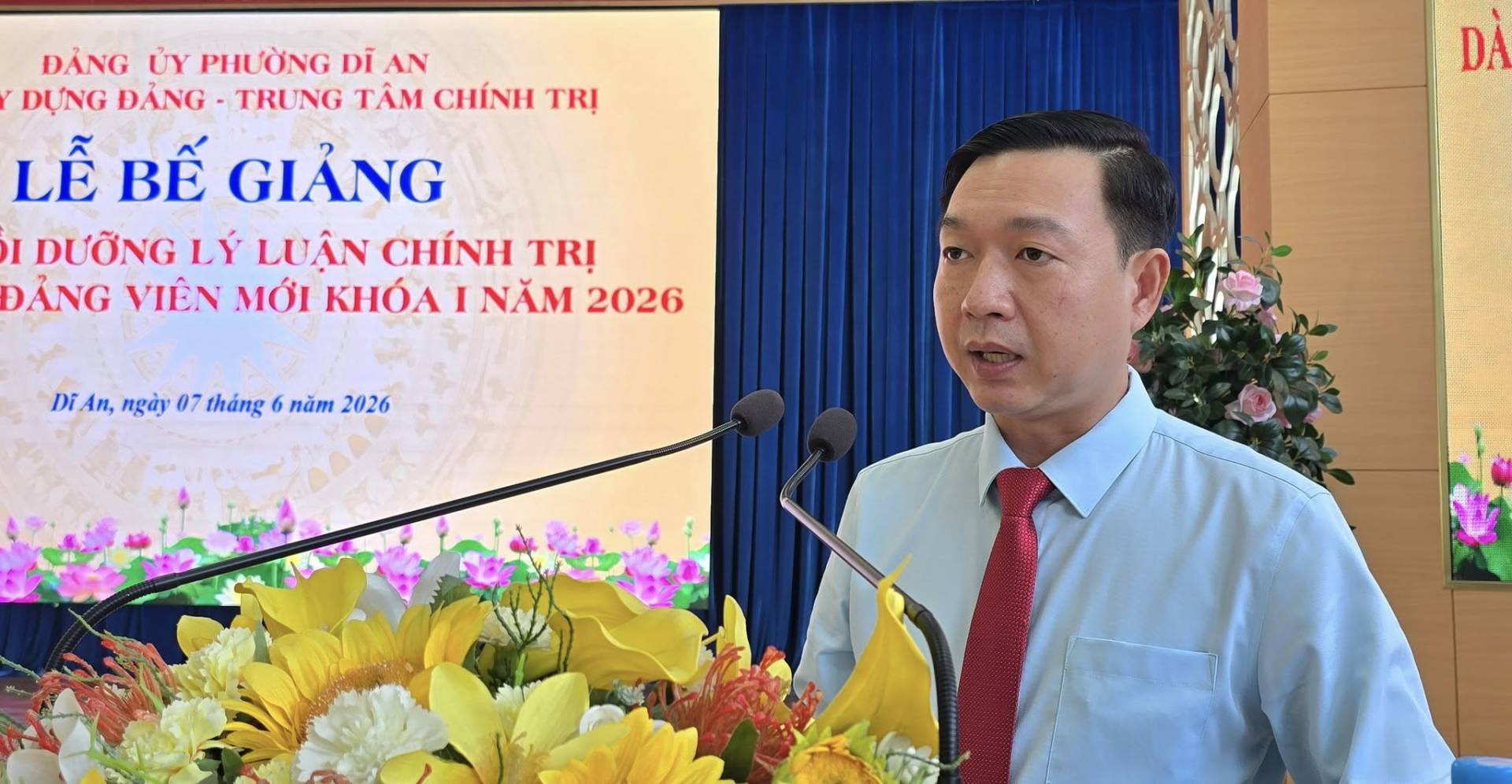 Có thể là hình ảnh về văn bản cho biết 'DANG ỦY PHƯỜNG DI AN DỤNG DĂNG TRUNG TÂM CHÍNH TRỊ LỄ BẾ GIẢNG I DƯỠNG LÝ LUẬN CHÍNH TRỊ ĐẢNG VIÊN MỚI KHOA I NĂM 2026 DA Di An, ngày 07 tháng 6 năm 2026'