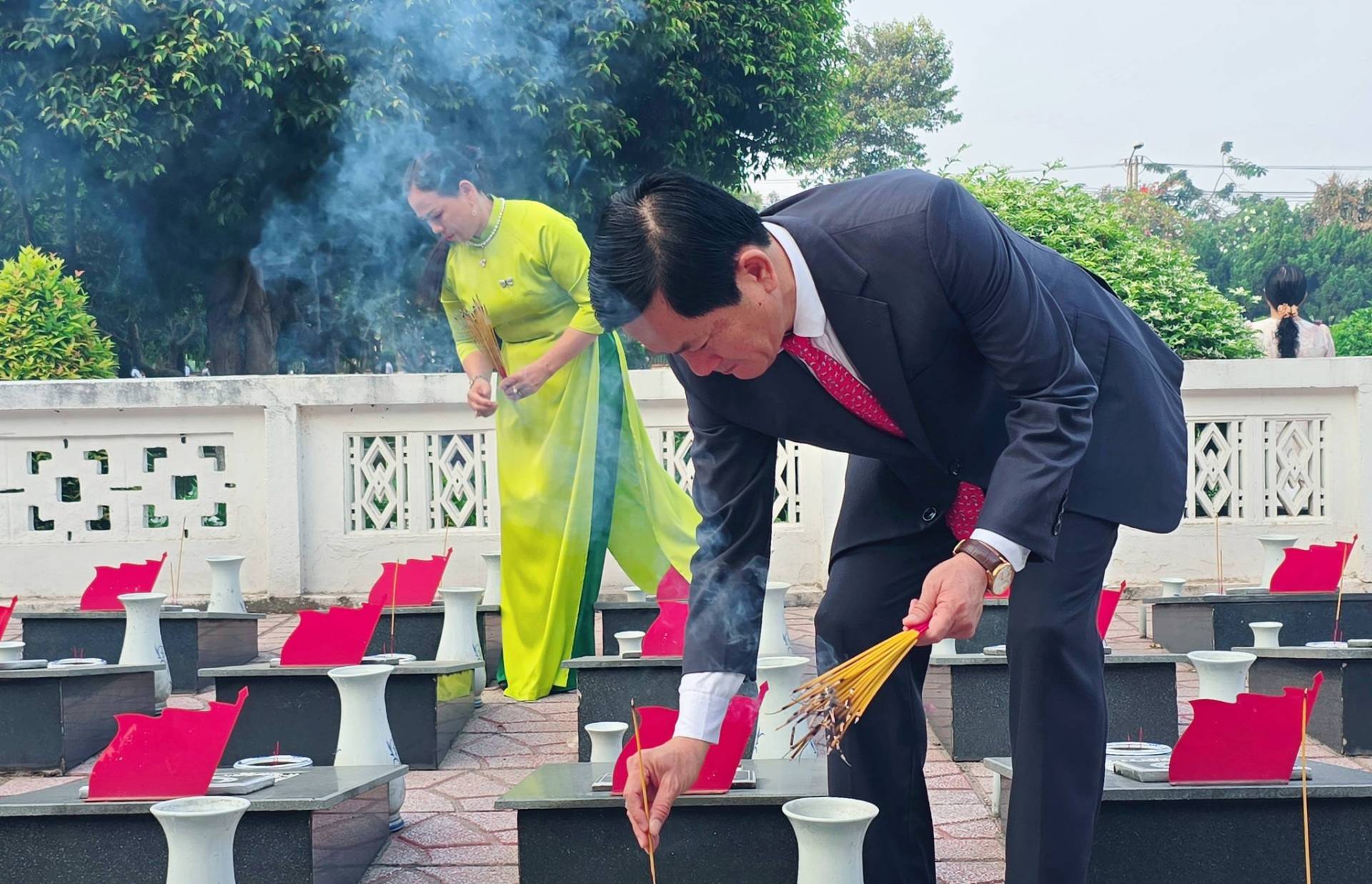 Có thể là hình ảnh về bộ vét