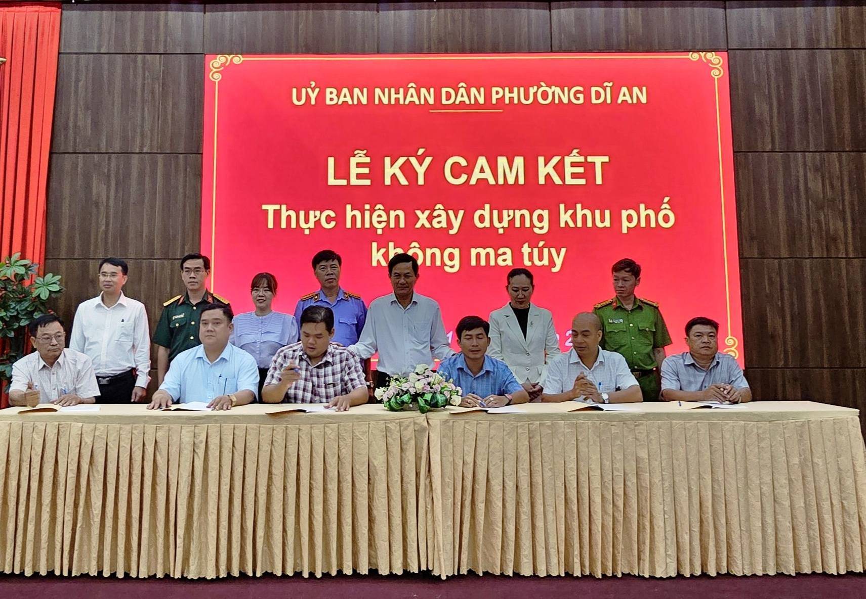 C&oacute; thể l&agrave; h&igrave;nh ảnh về một hoặc nhiều người v&agrave; văn bản cho biết 'U&Yacute; BAN NH&Acirc;N D&Acirc;N PHƯỜNG DĨ DĨAN AN LỄ KY CAM KẾT Thực hiện x&acirc;y dựng khu phố kh&ocirc;ng png ma t&uacute;y'