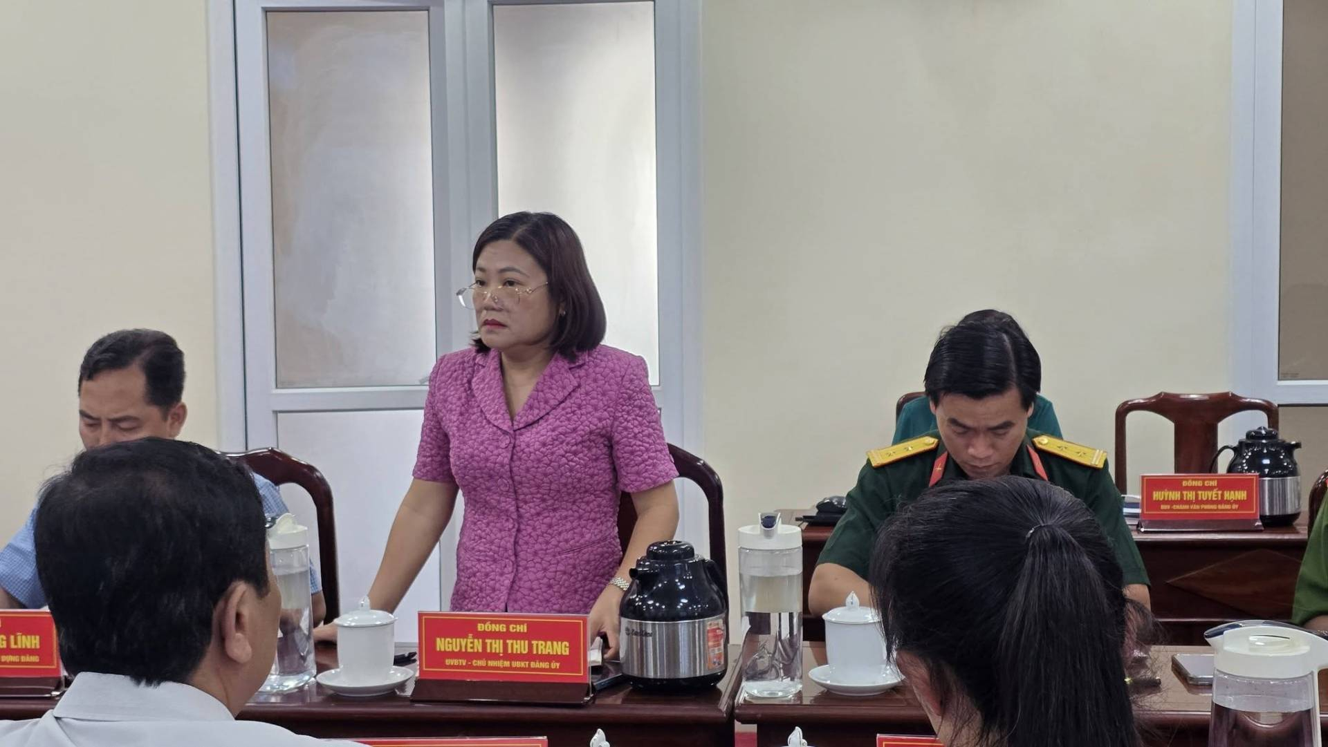 C&oacute; thể l&agrave; h&igrave;nh ảnh về một hoặc nhiều người v&agrave; văn bản