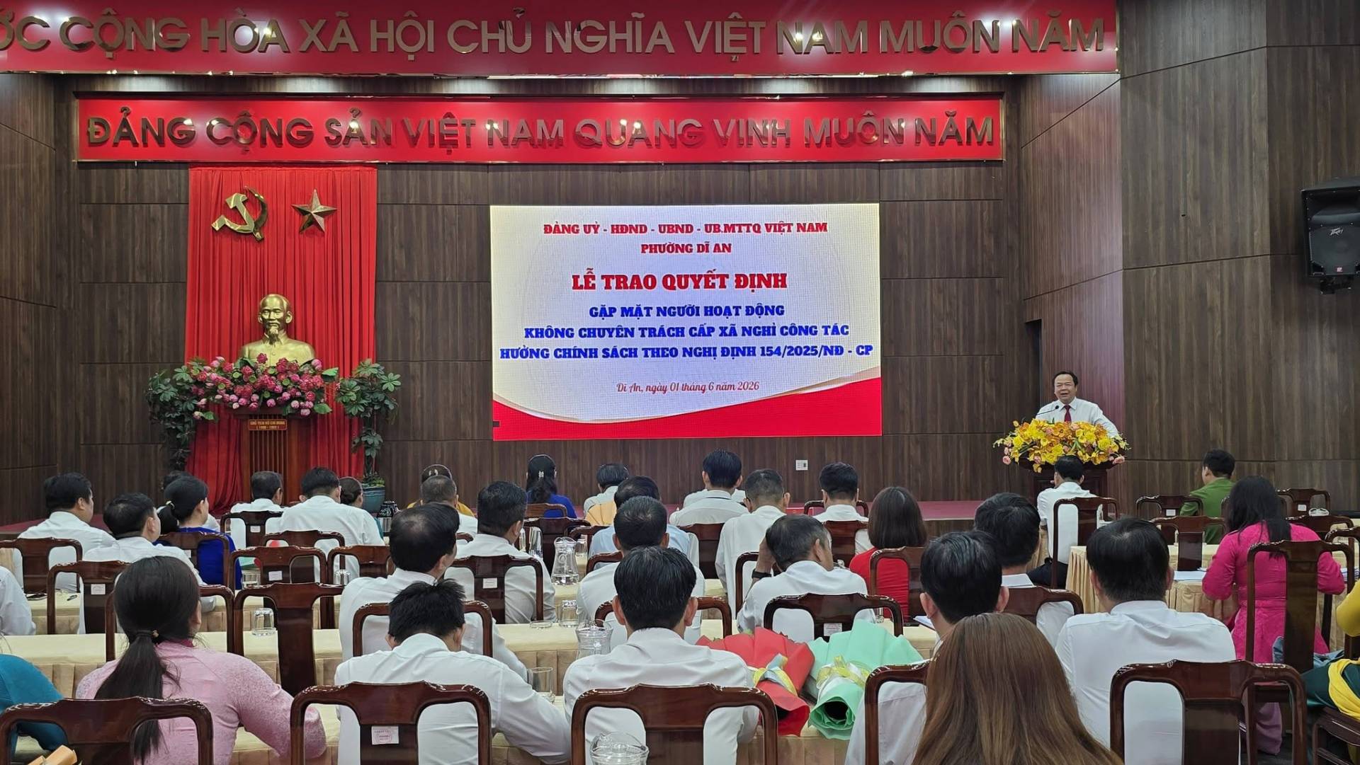 C&oacute; thể l&agrave; h&igrave;nh ảnh về &lrm;một hoặc nhiều người, đền thờ, c&aacute;i bục v&agrave; &lrm;văn bản cho biết '&lrm;CCONSHO ĐẢNG ĐẢNGC&Ocirc;NG C&Ocirc;NG SAN SANVIỆTNA VI&Ecirc;T NAM QUANG VINH MUỘN MU&Ocirc;NNĂM NĂM ĐANG HDND UBND .MT PHƯƠNG AN NAM LỄ TRAO yET ĐỊNH GẬP MAT HOAT ĐỘNG KH&Ocirc;NG CHUYỀN TBACH CẤP NGHI C&Ocirc;NG T&Aacute;C HƯỞNG CHINE SACH THEO NCHI ĐỊNH /2025/ND CP 10z RoKy n وسفعك En&aacute;m.2026&lrm;'&lrm;&lrm;