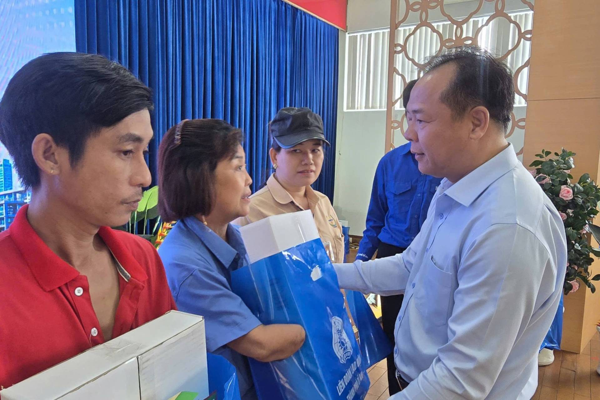 Có thể là hình ảnh về một hoặc nhiều người và văn bản