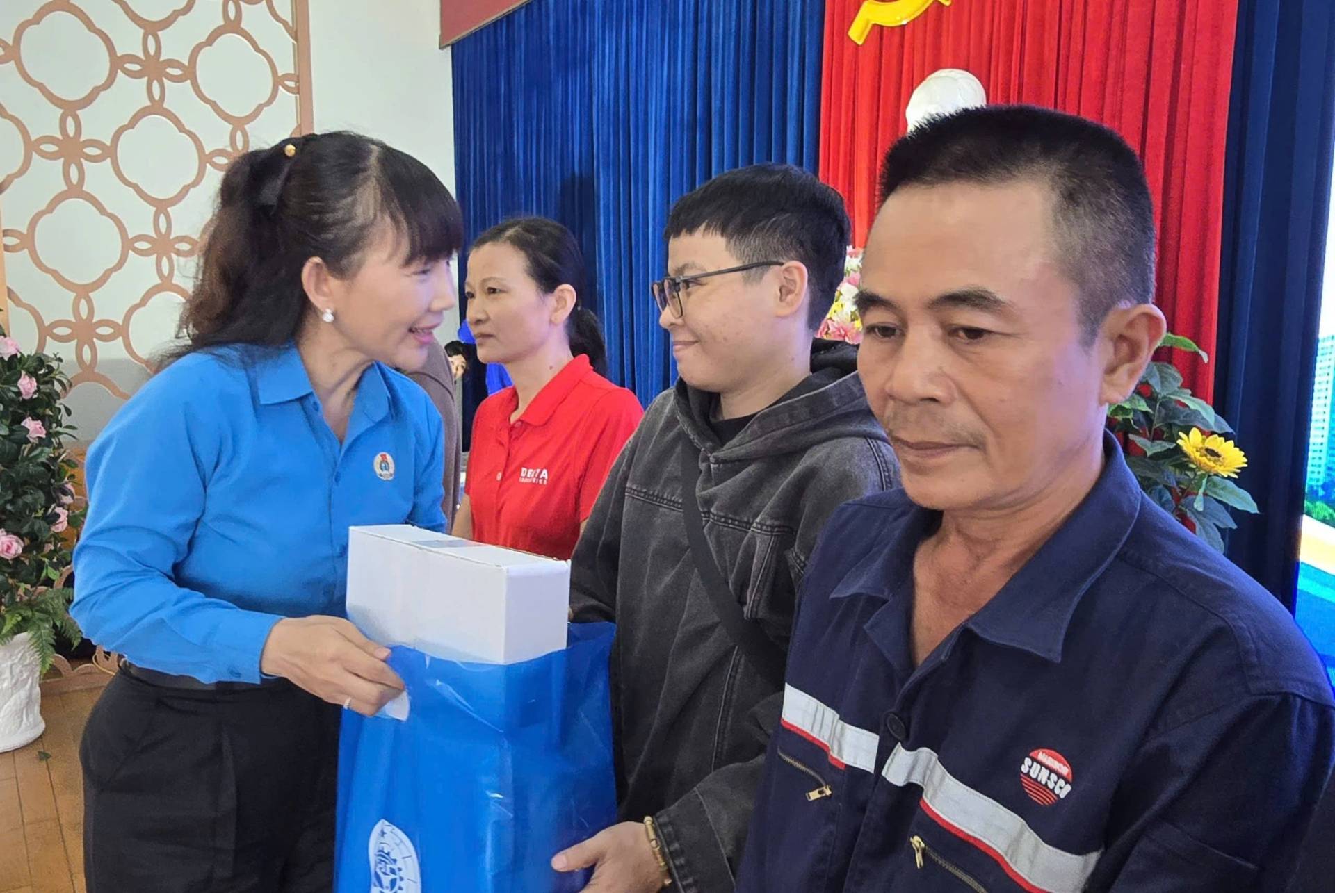 Có thể là hình ảnh về một hoặc nhiều người và văn bản