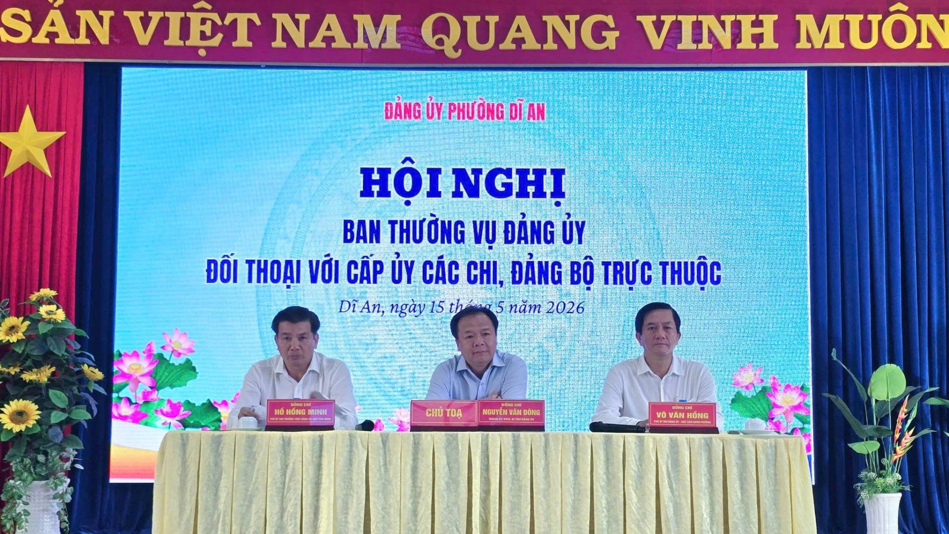C&oacute; thể l&agrave; h&igrave;nh ảnh về văn bản cho biết 'SAN VIỆT NAM QUANG VINH MU&Ocirc;N ĐẲNG ỦY PHƯỜNG DĨ AN HỘI HỘINGHI NGHI BAN THƯỜNG VỤ ĐẢNG ỦY ĐỐI THOẠI VỚI CẤP ỦY C&Aacute;C CHI, ĐẢNG BỘ TRỰC THUỘC DiAn, ng&agrave;y 15 thosr5 năm 2026 CE HUNG AИPИ&Eta; MA CHỦ TOẠ KEUTU NGUriN V&Auml;N HONG'