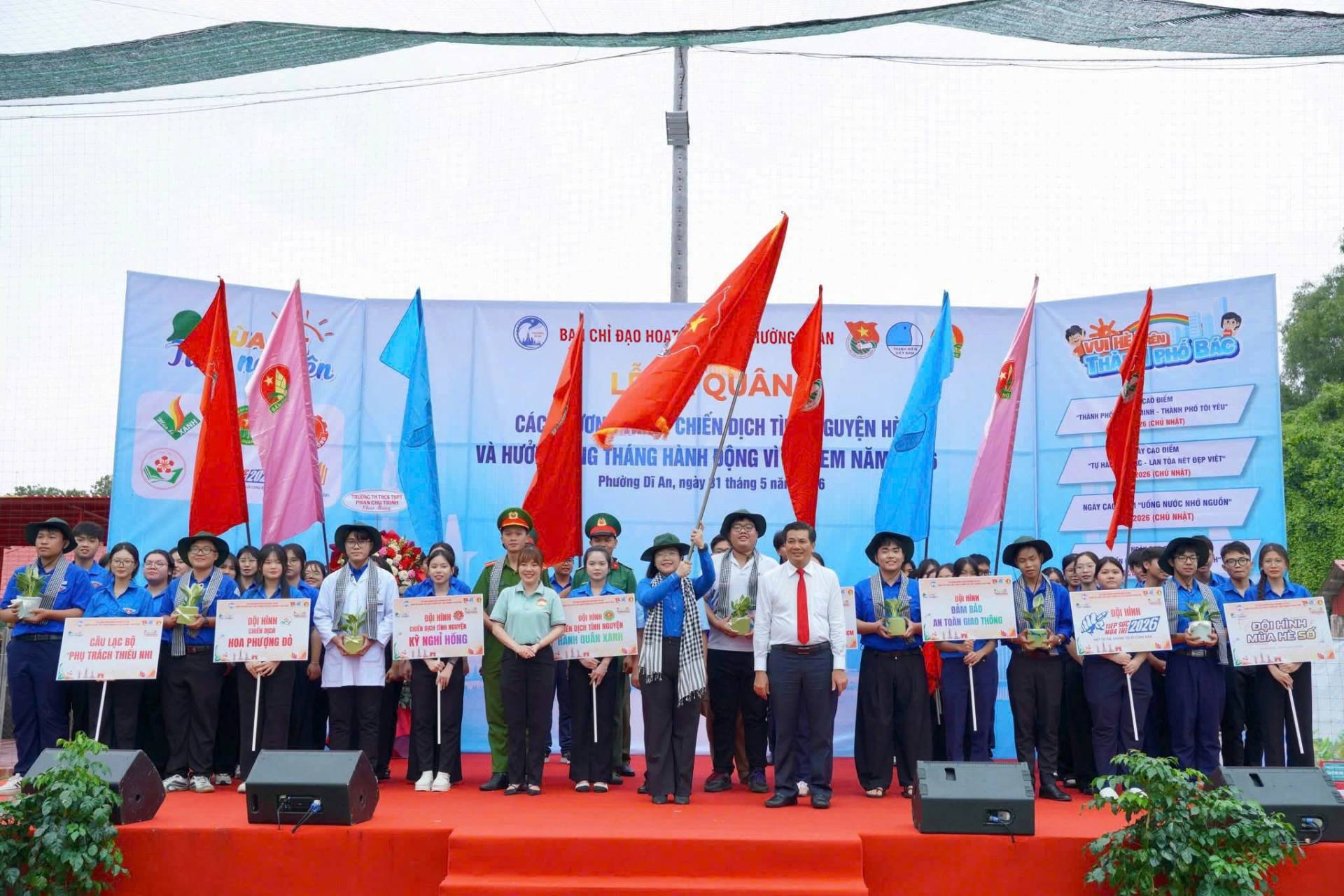 Có thể là hình ảnh về một hoặc nhiều người, kèn clarinet và văn bản