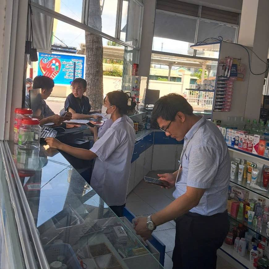 Có thể là hình ảnh về bệnh viện, quầy báo và văn bản