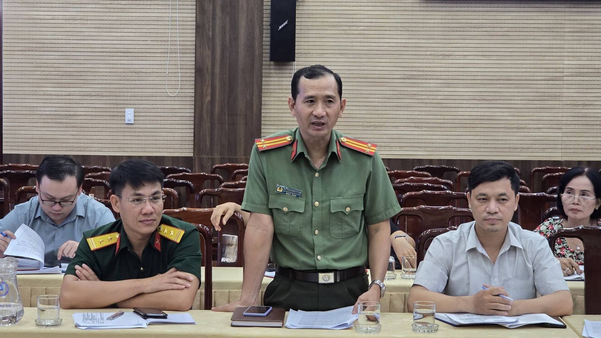 Có thể là hình ảnh về một hoặc nhiều người và văn bản