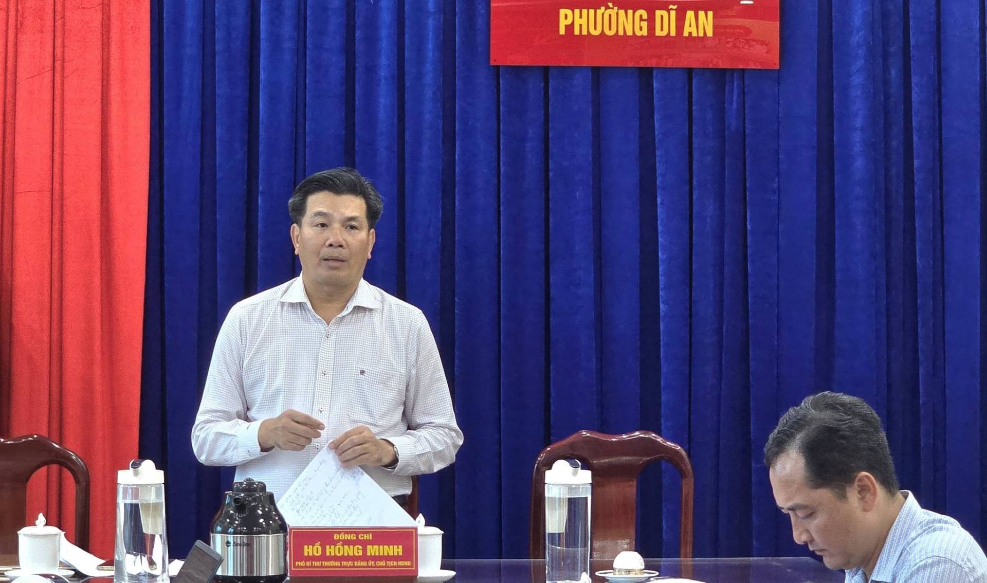 Có thể là hình ảnh về cái bục và văn bản