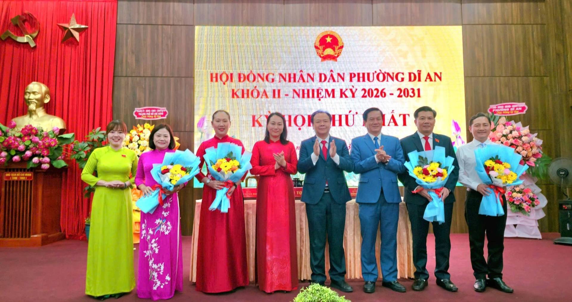 Có thể là hình ảnh về một hoặc nhiều người và văn bản