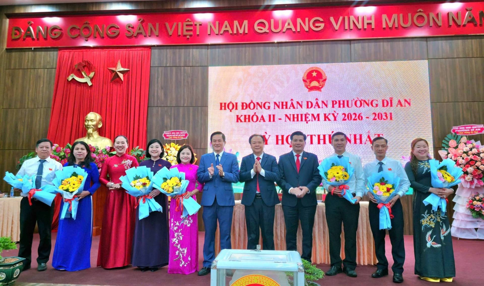 Có thể là hình ảnh về văn bản cho biết 'ĐÂNG CỘNG SẢN VIỆT NAM QUANG VINH MU MUÔNNA NĂ HỘI ĐỒNG NHÂN DÂN PHƯỜNG DĨ AN ΚΗOΑU- NHIỆM Ky 2026- 2031 Ho T NHA'