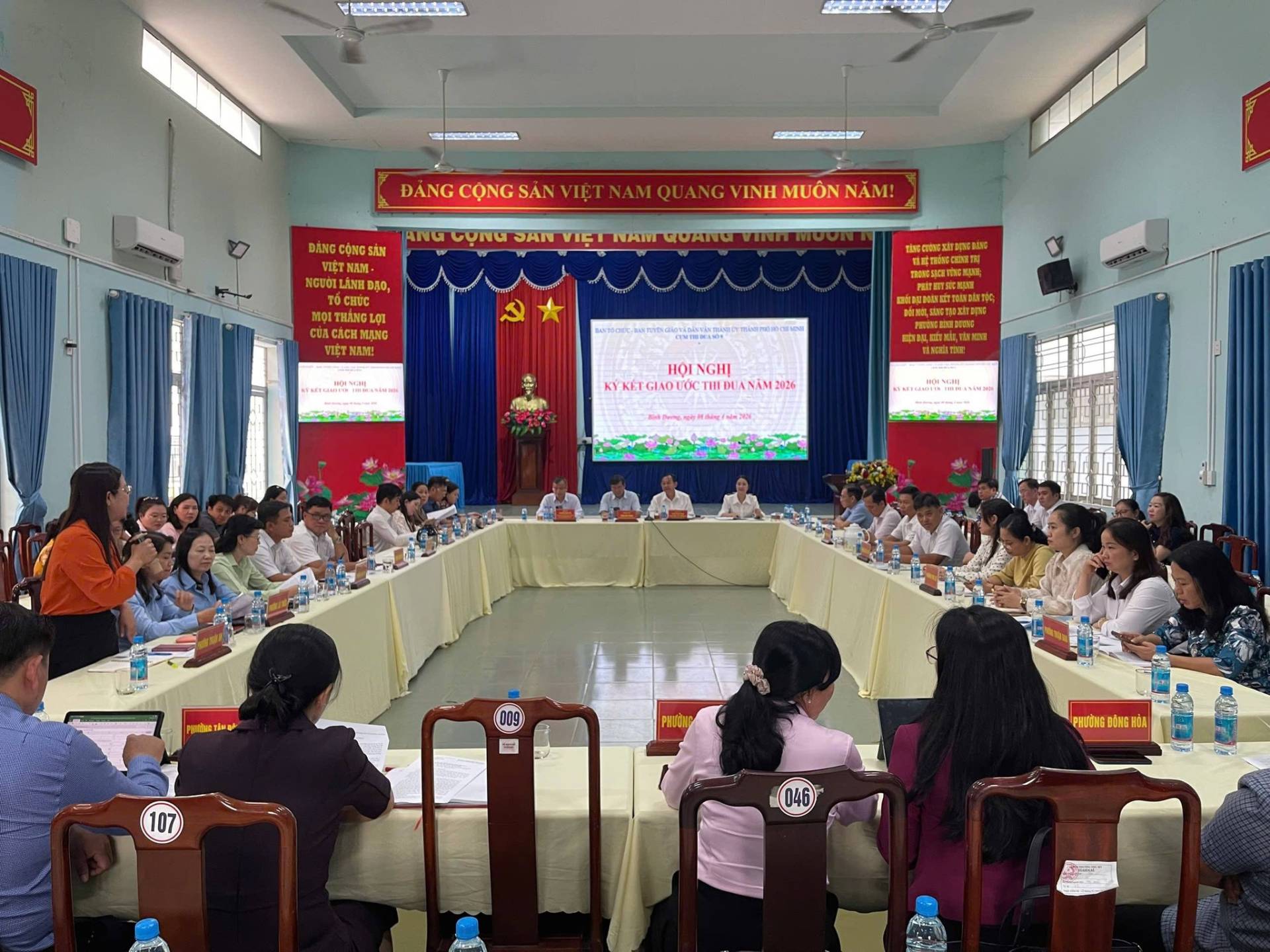 C&oacute; thể l&agrave; h&igrave;nh ảnh về một hoặc nhiều người, mọi người đang học, c&aacute;i bục v&agrave; văn bản