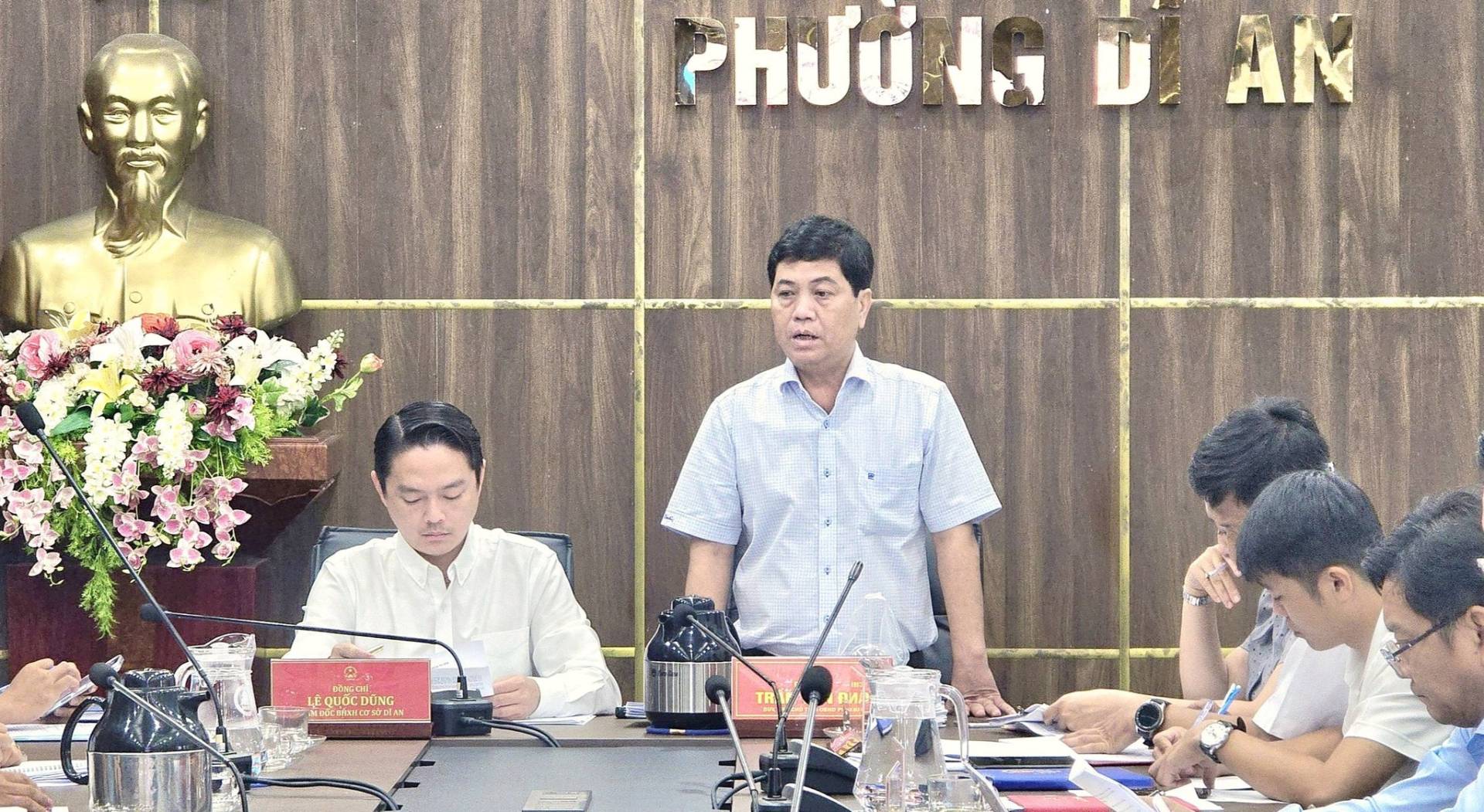 C&oacute; thể l&agrave; h&igrave;nh ảnh về một hoặc nhiều người, b&agrave;n cờ v&agrave; văn bản