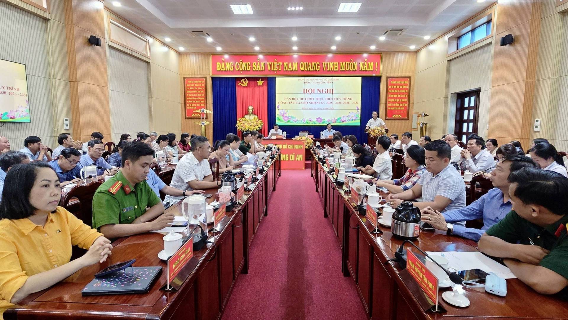 C&oacute; thể l&agrave; h&igrave;nh ảnh về một hoặc nhiều người v&agrave; văn bản