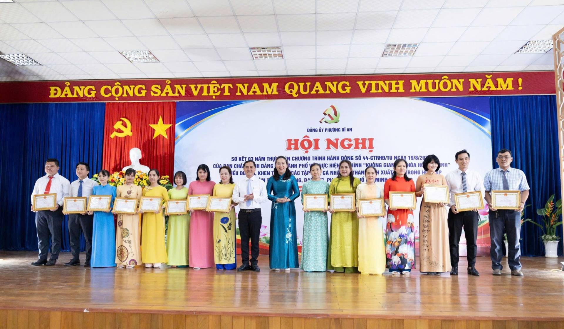 Có thể là hình ảnh về cái bục và văn bản cho biết '合意門無音量 送王乳 ĐẢNG CÔNG SẢN VIỆT NAM QUANG VINH MUÔN NĂM! ! รซ của NÃM THUY DĂNG KHEN ĐÁNG PHƯÙNG AN HỘI NGHỊ CHƯƠNG TRÌNH HÀNH ONG SÓ 44-cTaHBTu NDÀY 19/8/20 ANI HPHO HIỆN រអ្ 代 HINH " AN CAC ACTA Tậ TẠP API AN THÂN 2 XUẤT ፍ MINH NH" TRONG አራቶ'