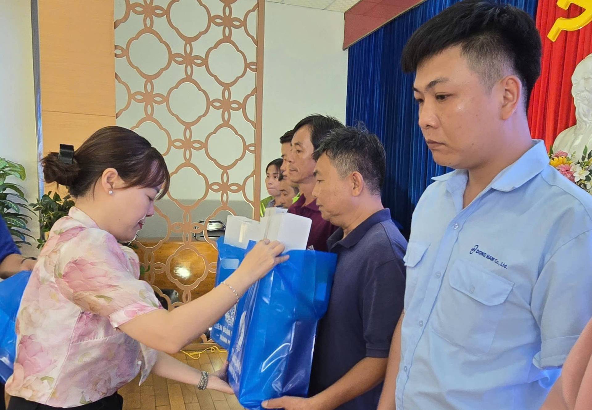 Có thể là hình ảnh về một hoặc nhiều người và văn bản
