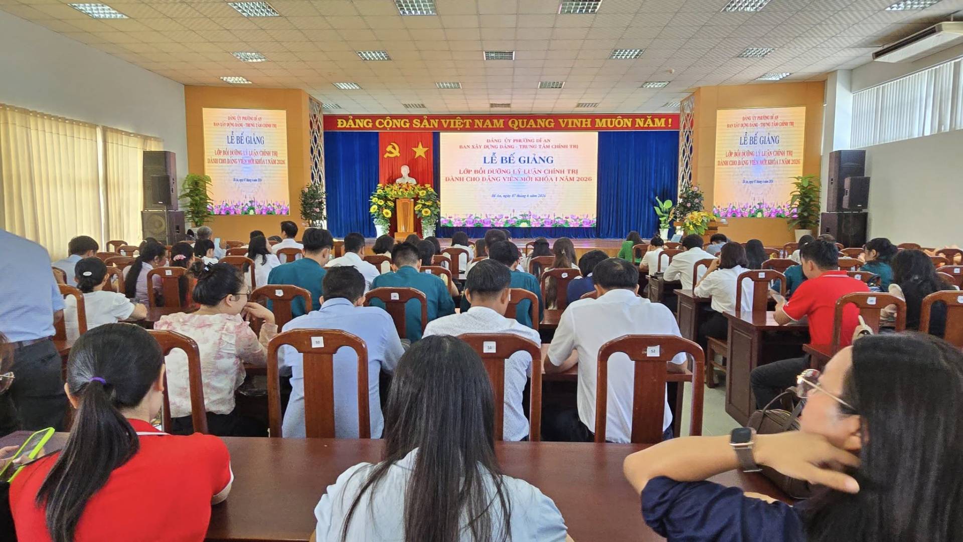 Có thể là hình ảnh về một hoặc nhiều người, mọi người đang học và văn bản