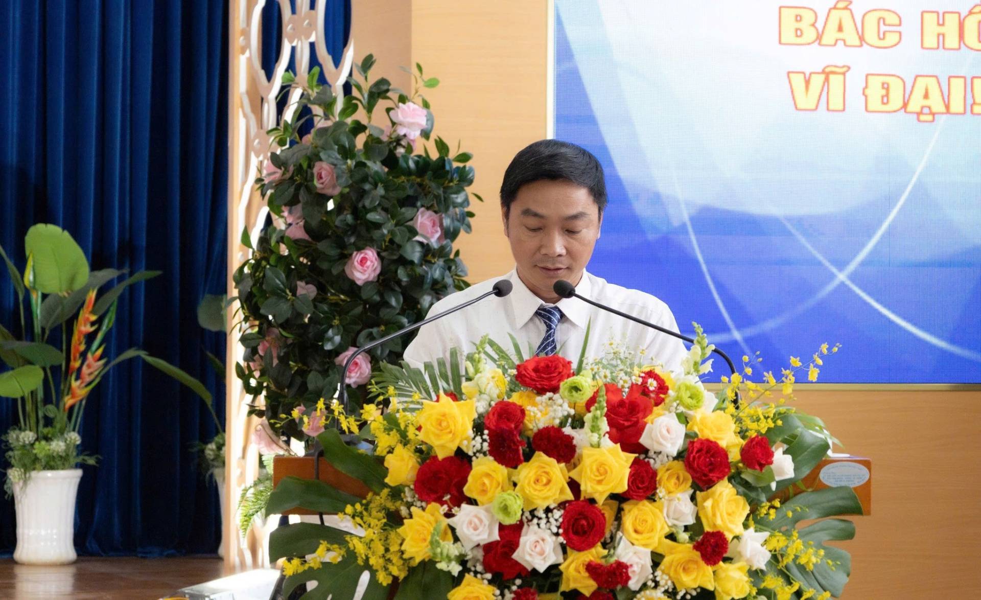 Có thể là hình ảnh về hoa và văn bản cho biết 'BÁC HO VĨ ĐẠI!'