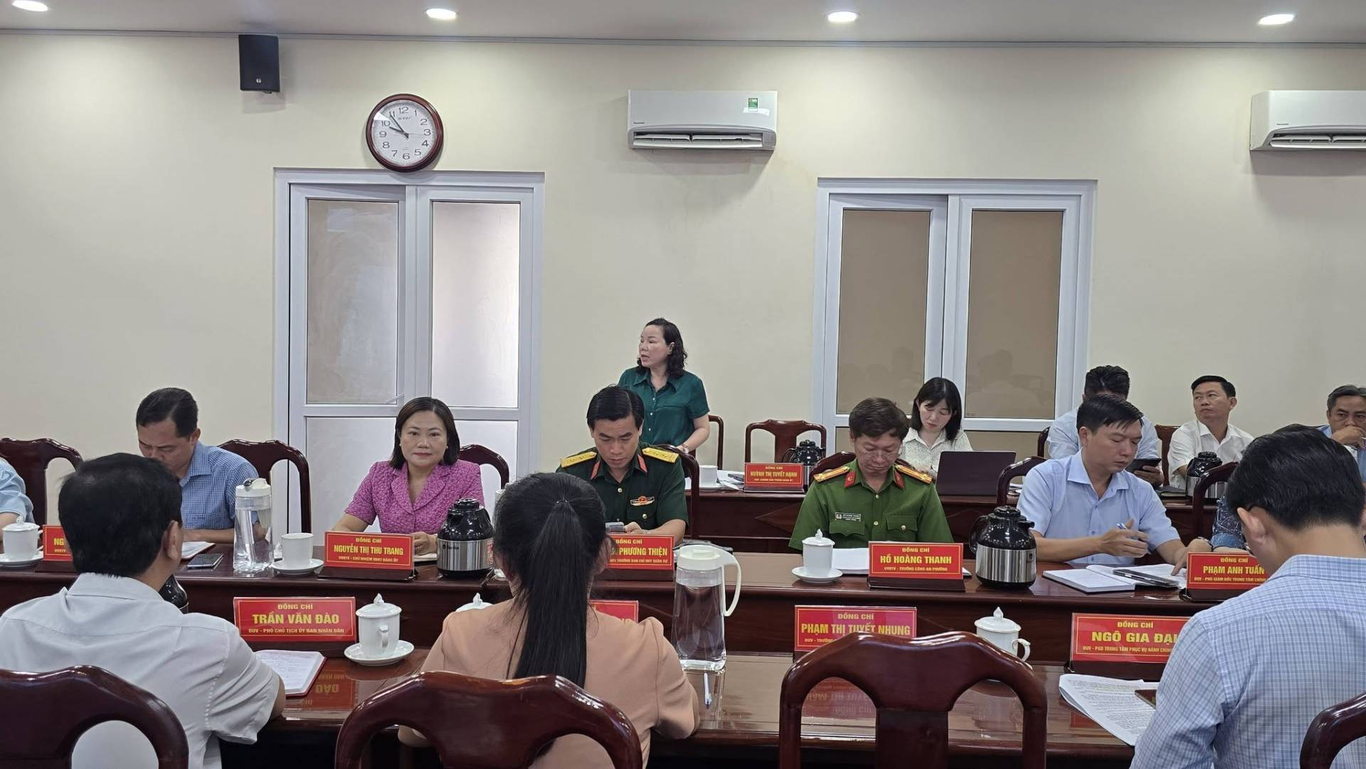 C&oacute; thể l&agrave; h&igrave;nh ảnh về một hoặc nhiều người, mọi người đang học, b&agrave;n v&agrave; văn bản