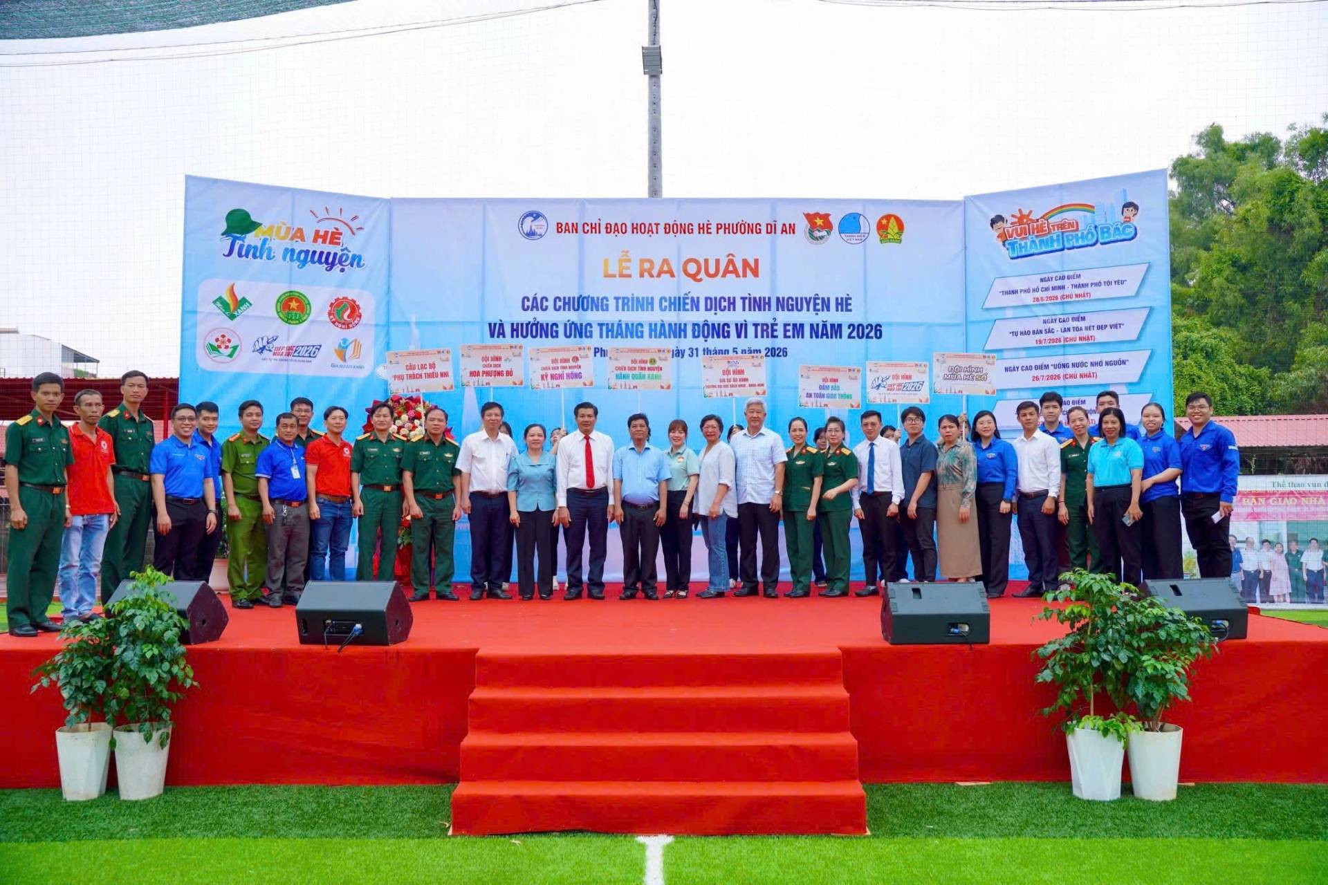 Có thể là hình ảnh về một hoặc nhiều người, cái bục và văn bản