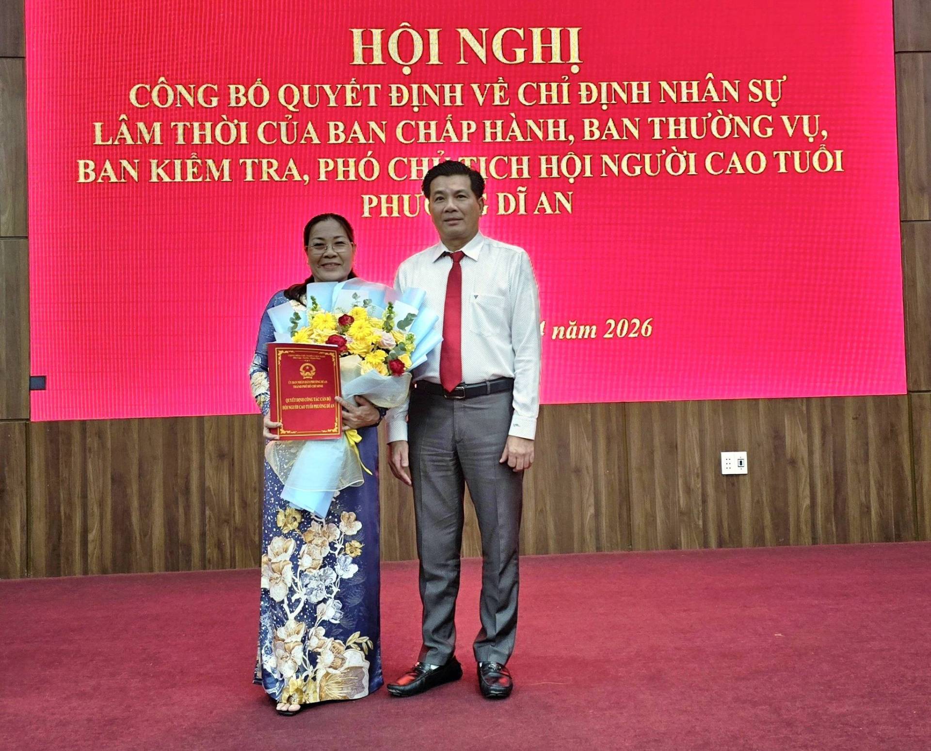 C&oacute; thể l&agrave; h&igrave;nh ảnh về một hoặc nhiều người, c&aacute;i bục v&agrave; văn bản cho biết 'HỘI NGHỊ C&Ocirc;NG BỐ QUYẾT ĐỊNH VỀ CHỈ ĐỊNH NH&Acirc;N SỰ L&Acirc;M THỜI CỦA BAN CHẤP H&Agrave;NH, BAN THƯỜNG VỤ, BAN KIỂM TRA, PH&Oacute; CH ί&sigmaf;&Eta; INGƯỜI CAO TU&Ocirc;I PHƯC DĨAN SI k이분 năm năm2026 2026'