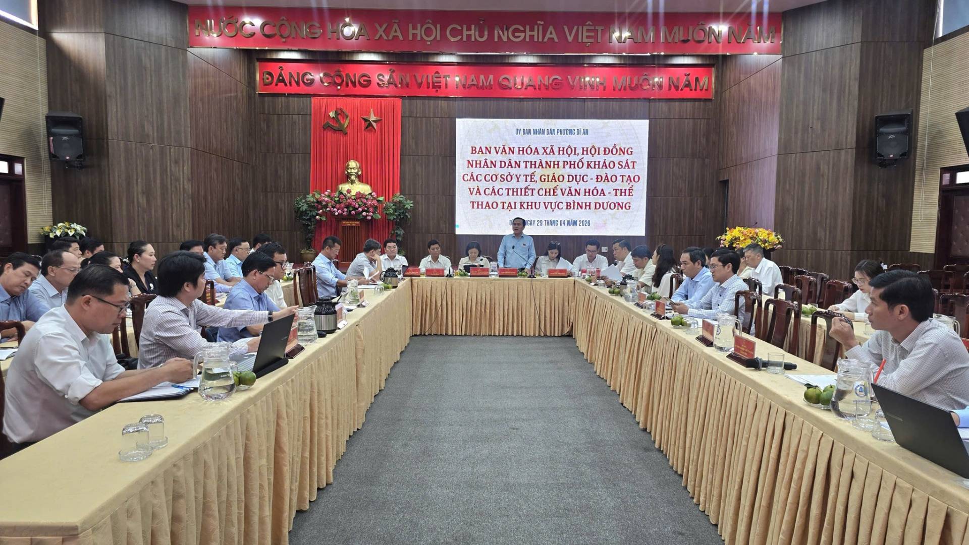 Có thể là hình ảnh về cái bục và văn bản