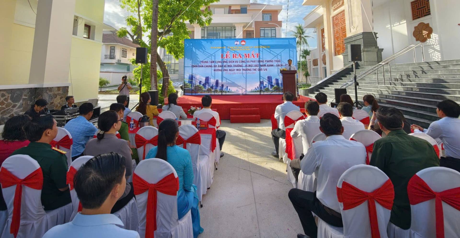 Có thể là hình ảnh về một hoặc nhiều người, loa, cái bục và văn bản