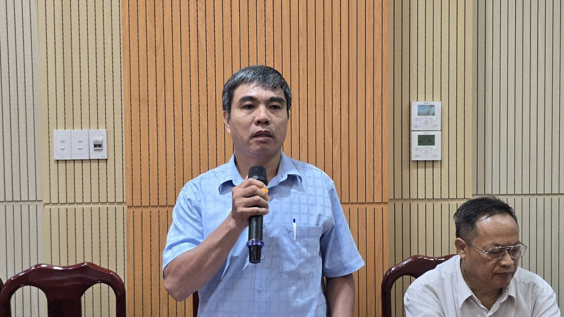 Có thể là hình ảnh về một hoặc nhiều người, cái bục và văn bản
