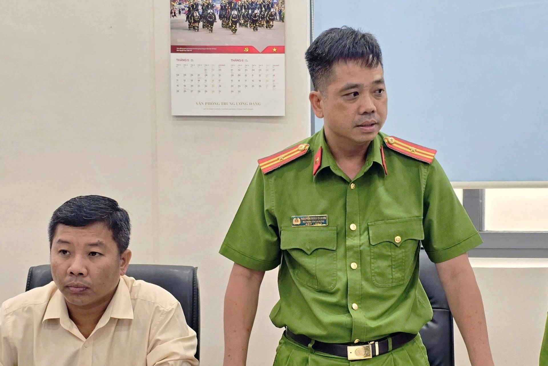 Có thể là hình ảnh về một hoặc nhiều người và văn bản