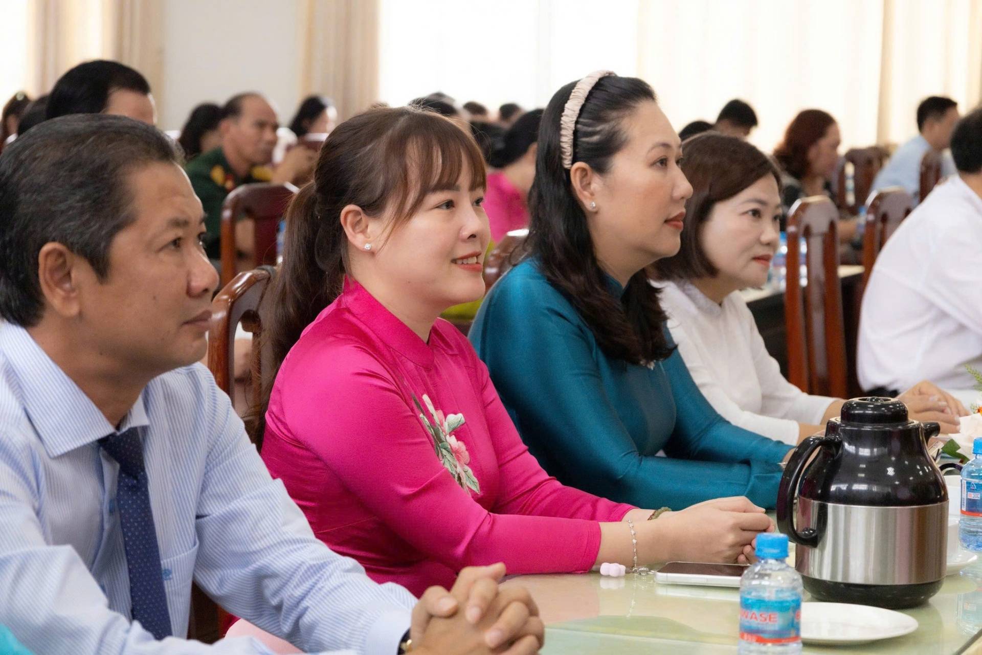 Có thể là hình ảnh về một hoặc nhiều người và văn bản