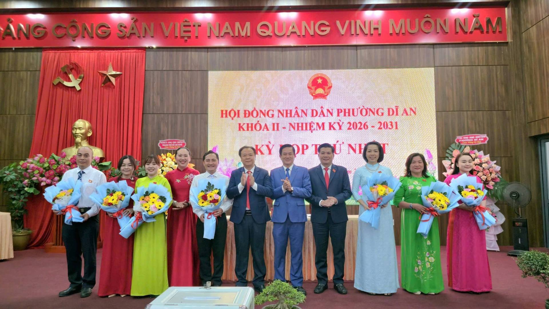 Có thể là hình ảnh về cái bục và văn bản cho biết 'ÁNG CỘNG SẢN VIỆT NAM QUANG VINH MUÔN MUÔNNĂM NĂM HỘI ĐỒNG HOIĐONG NHÂN DÂN PHƯỜNG ÒNG DIAN ΚΗόA II- NHIỆM KỲ 2026 2031 KY DPT NH 高お旺'