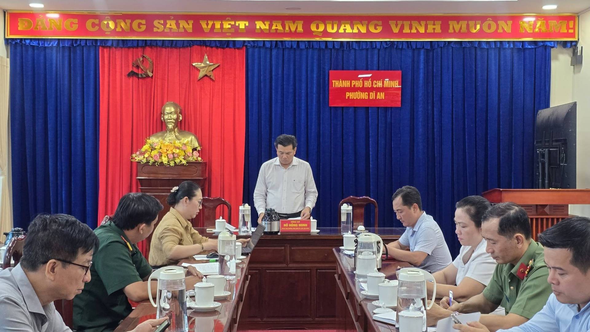 Có thể là hình ảnh về một hoặc nhiều người và văn bản