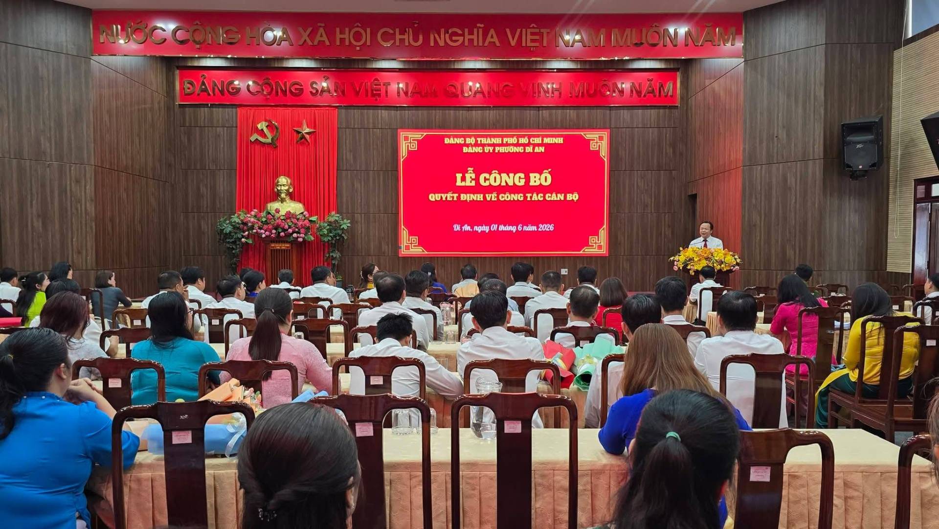 Có thể là hình ảnh về cái bục và văn bản