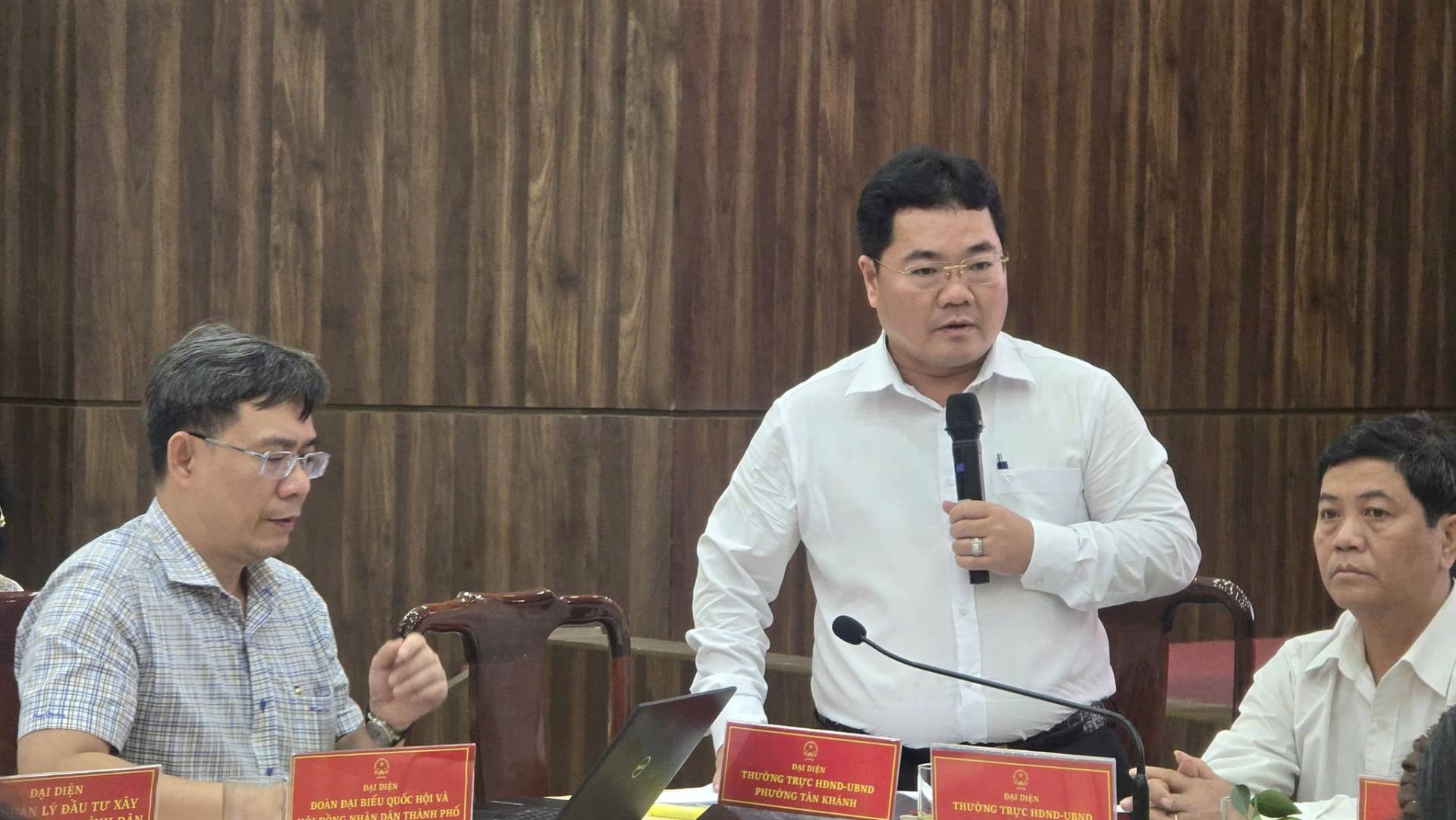 Có thể là hình ảnh về một hoặc nhiều người, phòng tin tức và văn bản
