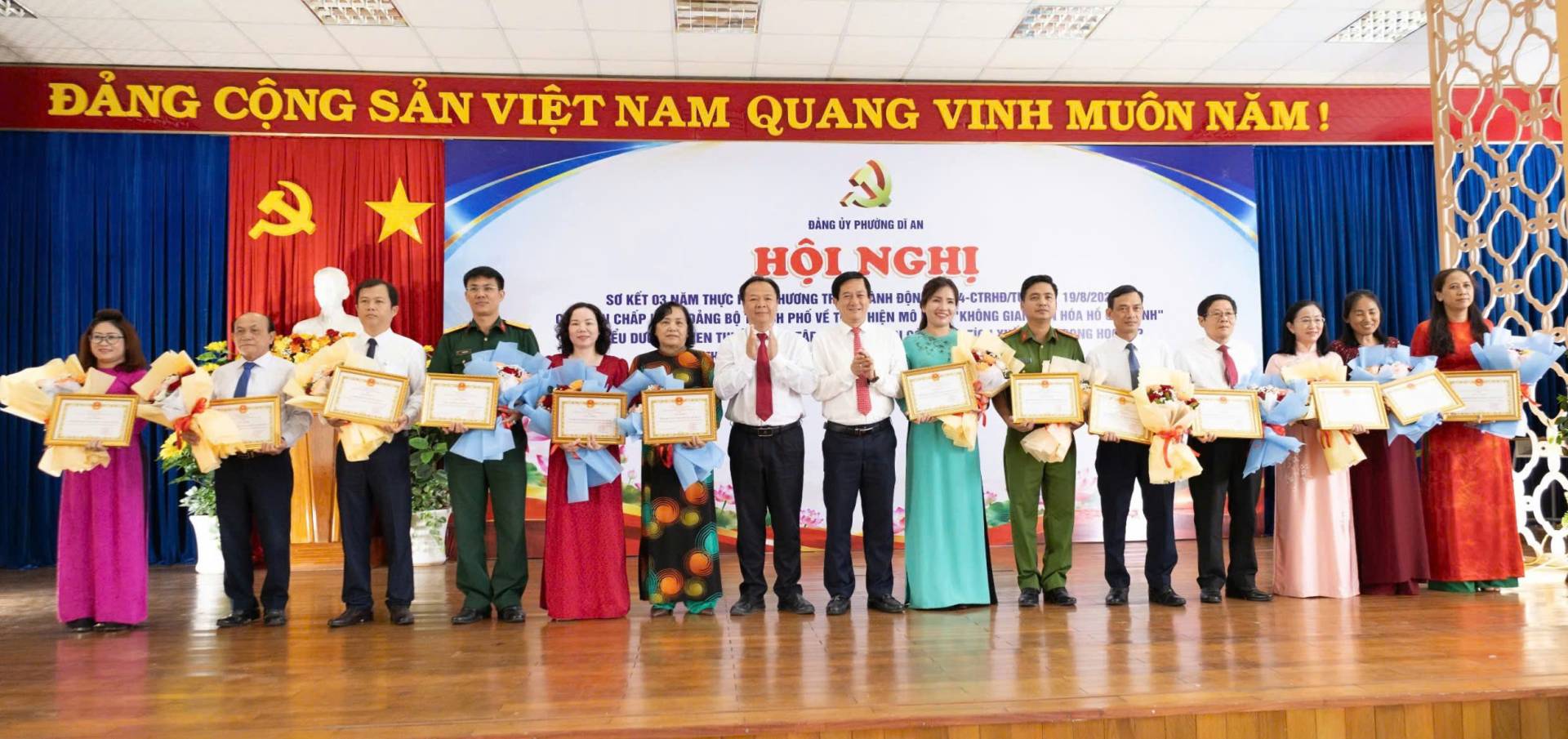 Có thể là hình ảnh về một hoặc nhiều người và văn bản cho biết '売 1ーー ĐẢNG CỘNG SẢN VIÊT NAM QUANG VINH MUÔN NĂM! ĐANGU ИЛeMe AN HỘINGHI HỘI NGHI SOK 3.MẶM THỰC TANH ÀNH DÔNI -CTAHB/T CHÁP TÀNGB PHỐ PHOY HIỆN ه KHÔNG GIA 1番日/20 HAлH HOA| HÓ HD'