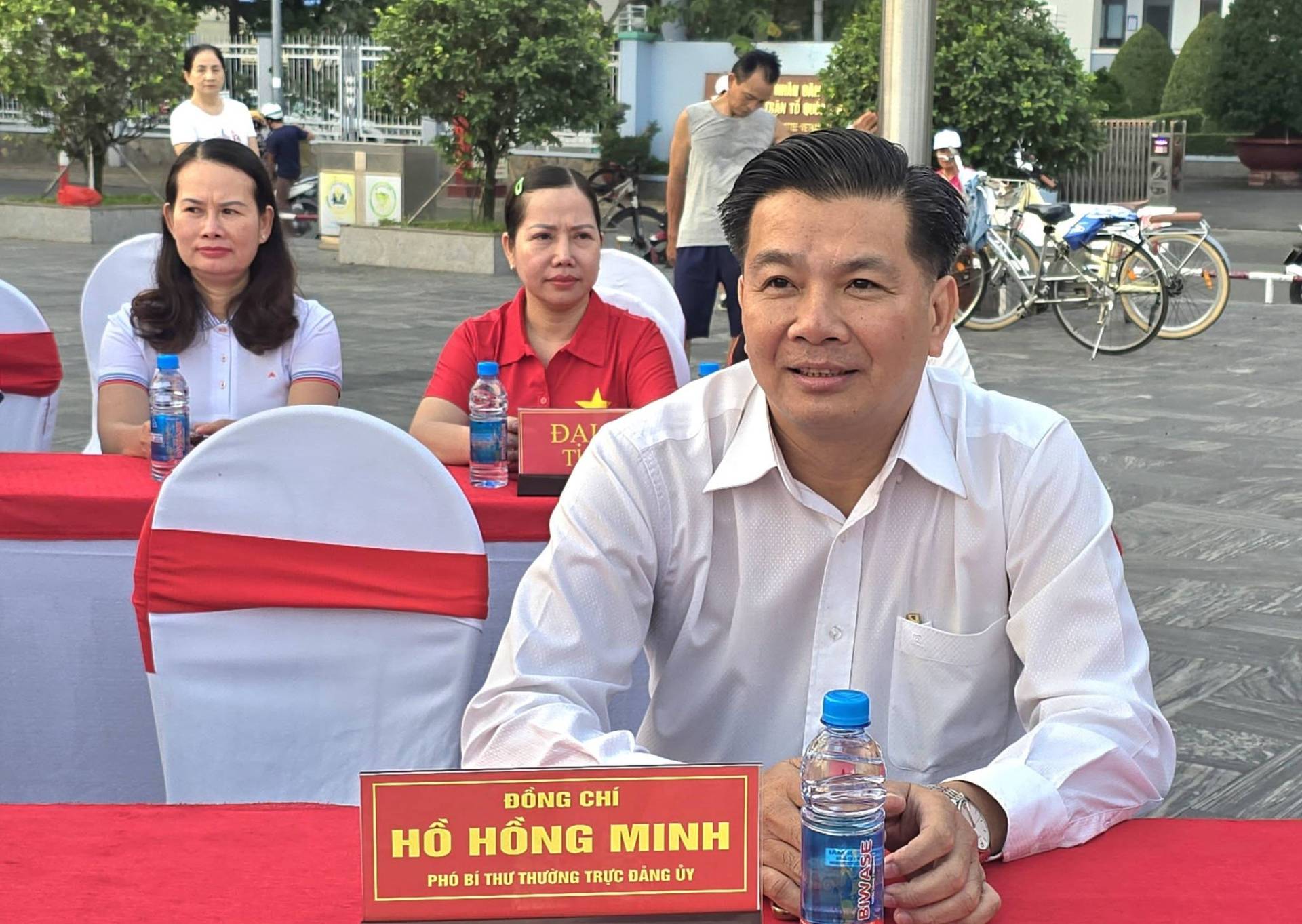 C&oacute; thể l&agrave; h&igrave;nh ảnh về một hoặc nhiều người v&agrave; văn bản