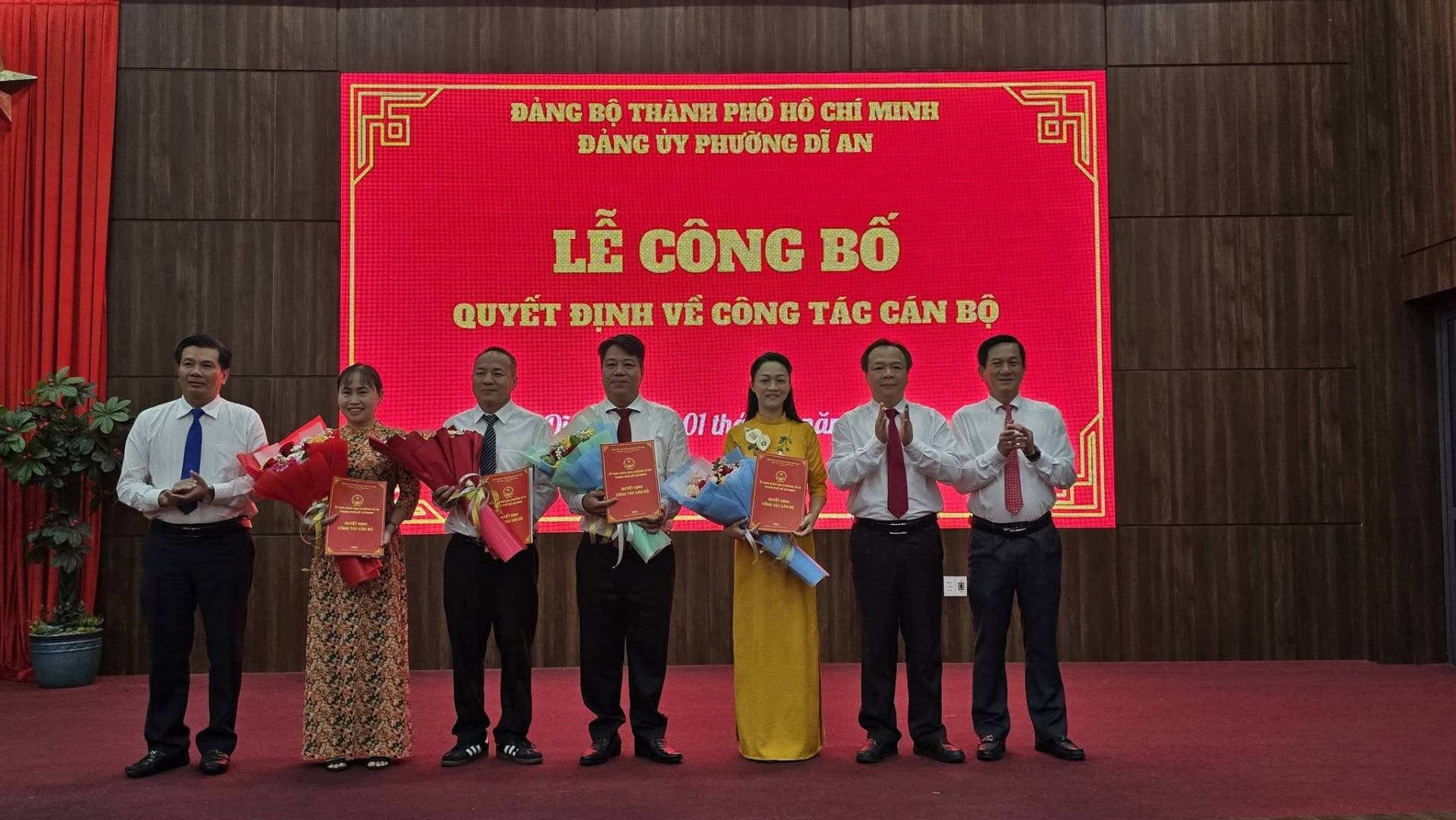 Có thể là hình ảnh về một hoặc nhiều người, cái bục và văn bản cho biết '回 ĐÀNG BỘ THÀNH PHỐ Hό CHÍ MINH ĐÀNGU ك PHƯỜNG DĨ AN LỄ CÔNG BỐ QUYẾT ĐỊNH VỀ CÔNG TÁC CÁN BỘ'