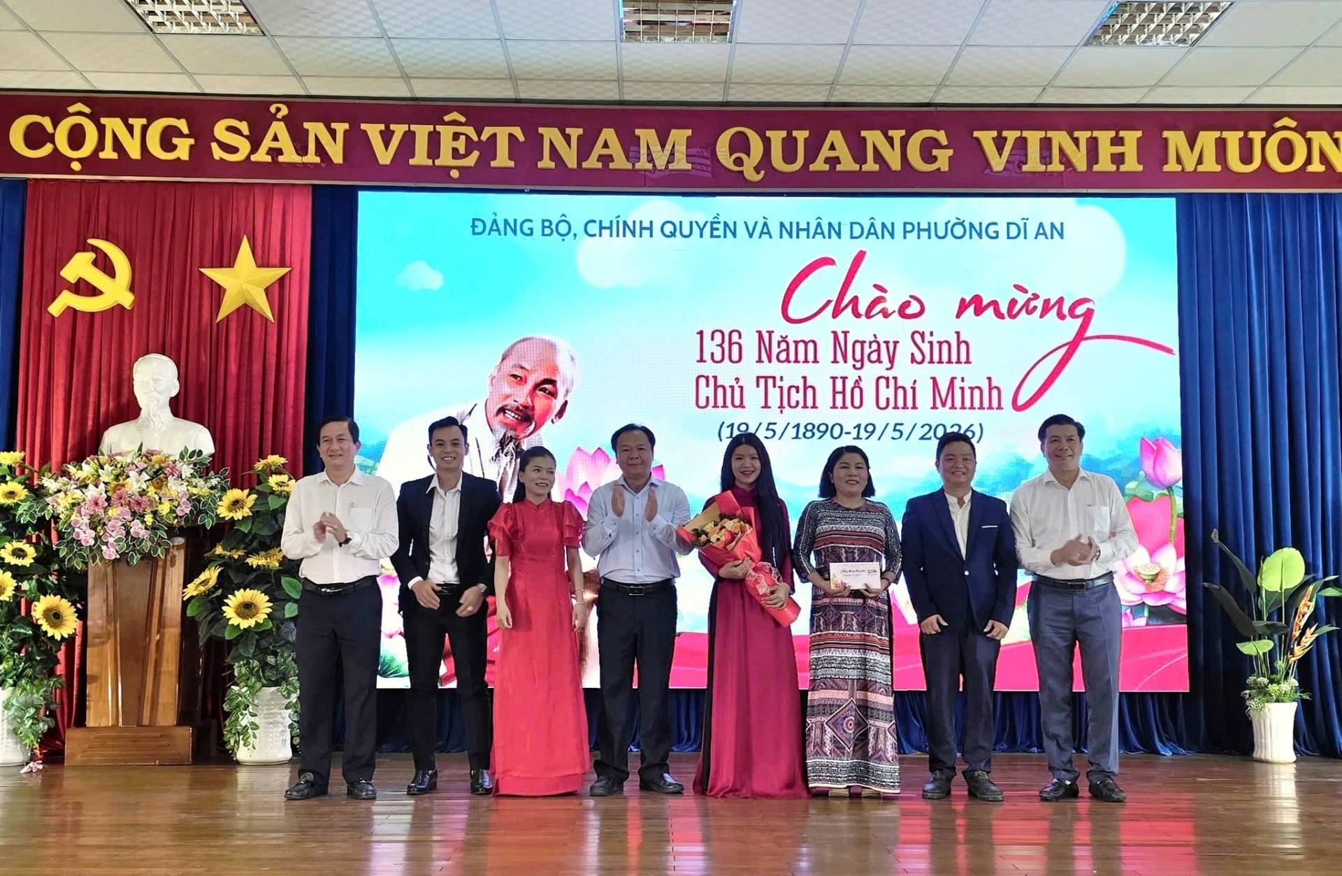 C&oacute; thể l&agrave; h&igrave;nh ảnh về văn bản cho biết 'CỘNG SẢN VIỆT NAM QUANG VINH MU&Ocirc;N ん Đ&Agrave;NG BỘ, CH&Iacute;NH QUYỀN V&Agrave; NH&Acirc;N D&Acirc;N PHƯỜNG DĨ AN Ch&agrave;o 136 Năm Ng&agrave;y Sinh Minh mừng mừơng Chủ Tịch Hό Ch&iacute; (19/5/1890-19/5/2026) (19/5/1890-19/ ಶಳವಕರನರ್ಳ'