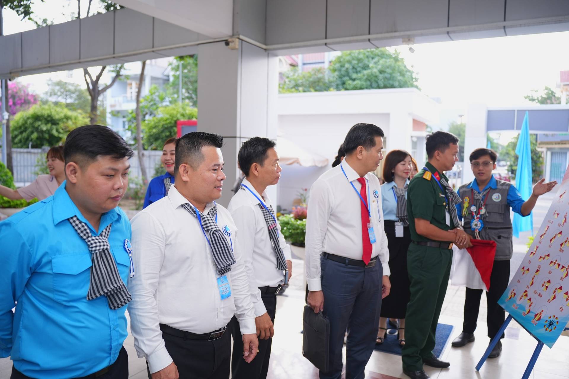 C&oacute; thể l&agrave; h&igrave;nh ảnh về &lrm;một hoặc nhiều người v&agrave; &lrm;văn bản cho biết '&lrm;O م ਦਰਾ&lrm;'&lrm;&lrm;