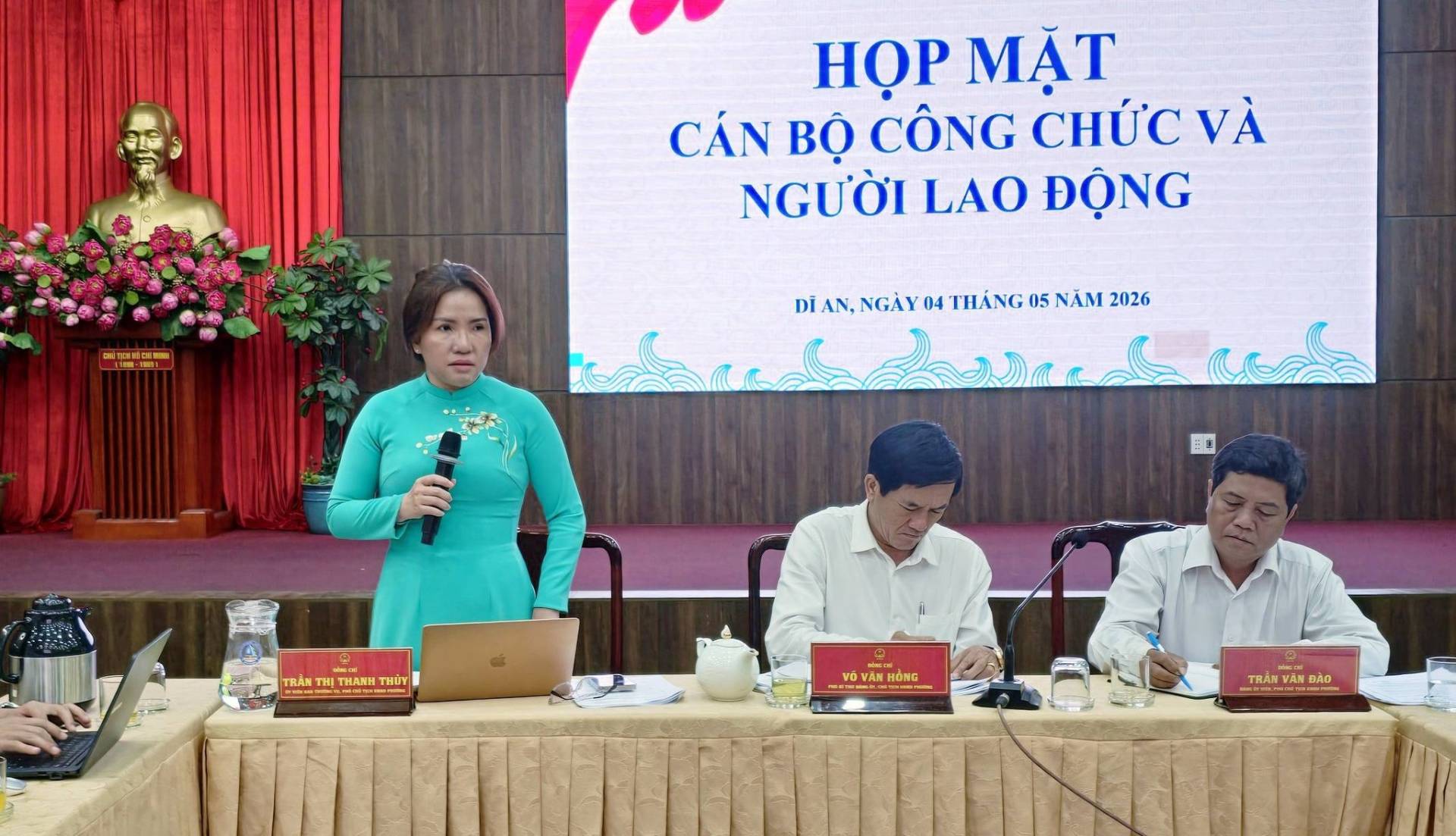 Có thể là hình ảnh về cái bục, phòng tin tức và văn bản cho biết 'HỌP MẶT CÁN BỘ CÔNG CHỨC VÀ NGƯỜI LAO ĐỘNG 1000 LAN,NGÀYO NGÀY 04 THÁNG 05 NĂM 2026 TRẢN .H THANH THUY HỒNG TRAN TRÂNVĂNBÃO VAN BAP'