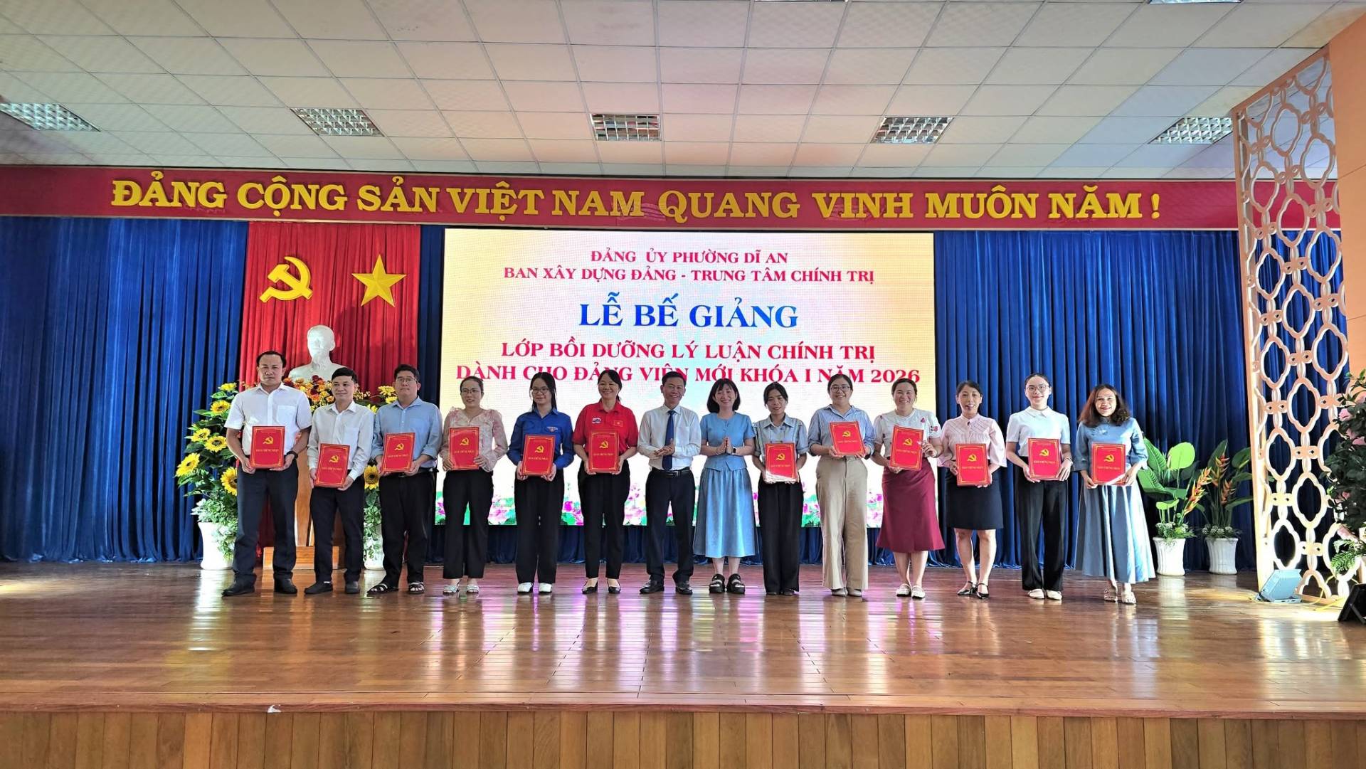 Có thể là hình ảnh về văn bản cho biết '東業ー ĐẢNG CỘNG SẢN VIỆT NAM QUANG VINH MUÔN NĂM! ! DÀNG ỦY PHƯỜNG DI AN BAN XÂY DỰNG DÀNG TRUNG TÂM CHEΝΗ TRỊ LỄ BẾ GIẢNG LỚP BỔI DƯỠNG LÝ LUẬN CHÍNH TRỊ DÀNH CHO DA DANG VIÊ ΜOΊ KHOЛΙ I NAM 2026'