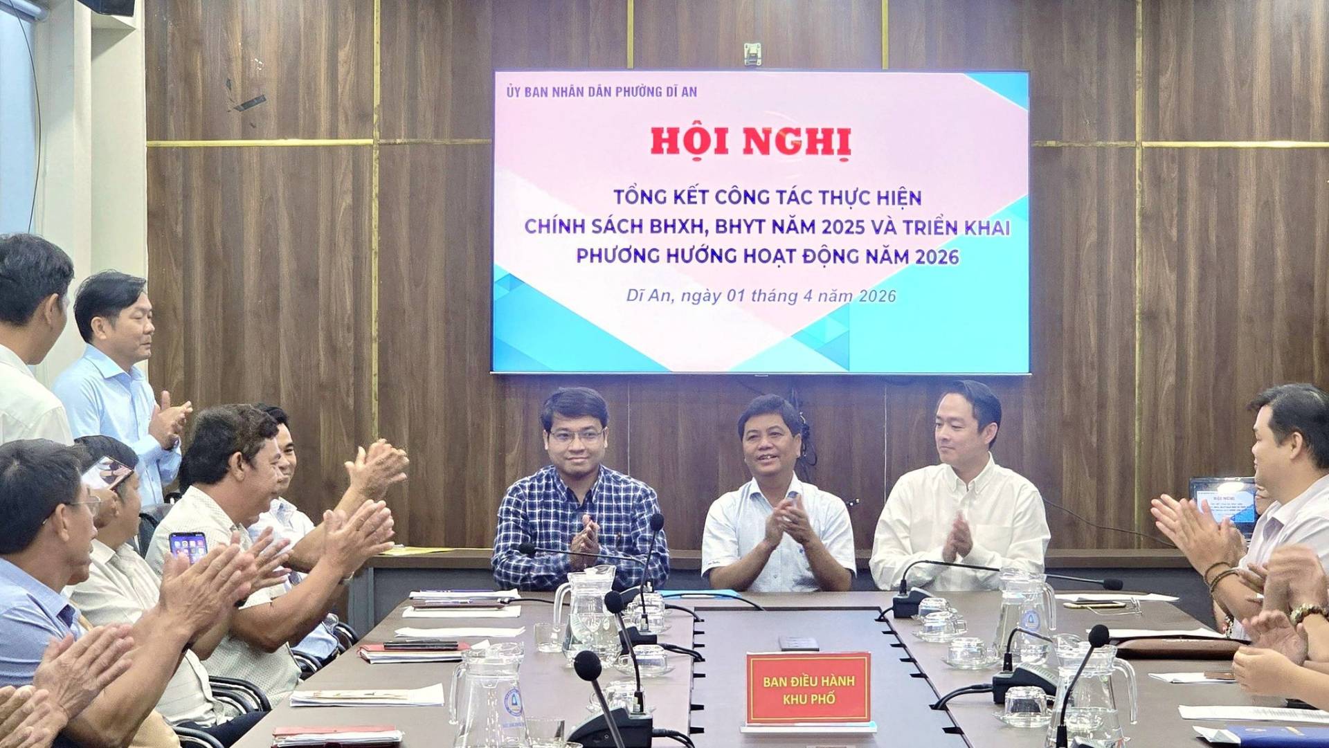 C&oacute; thể l&agrave; h&igrave;nh ảnh về một hoặc nhiều người v&agrave; văn bản cho biết 'ỦY BAN NH&Acirc;N DẦN PHƯỠNG AN A&Nu; HỘI NGHỊ TỔNG KẾT C&Ocirc;NG T&Aacute;C THỰC HIỆN CH&Iacute;NH S&Aacute;CH BHXH, BHYT NĂM 2025 V&Agrave; TRIỂN KHAI PHƯƠNG HƯỚNG HOẠT ĐỘNG NĂM 2026 Di An, ng&agrave;y 01 th&aacute;ng 4 năm 2026 B PHO BAN NĐIỀUH&Agrave;NH ĐIỀU H&Agrave;NH KHupHo KHU'