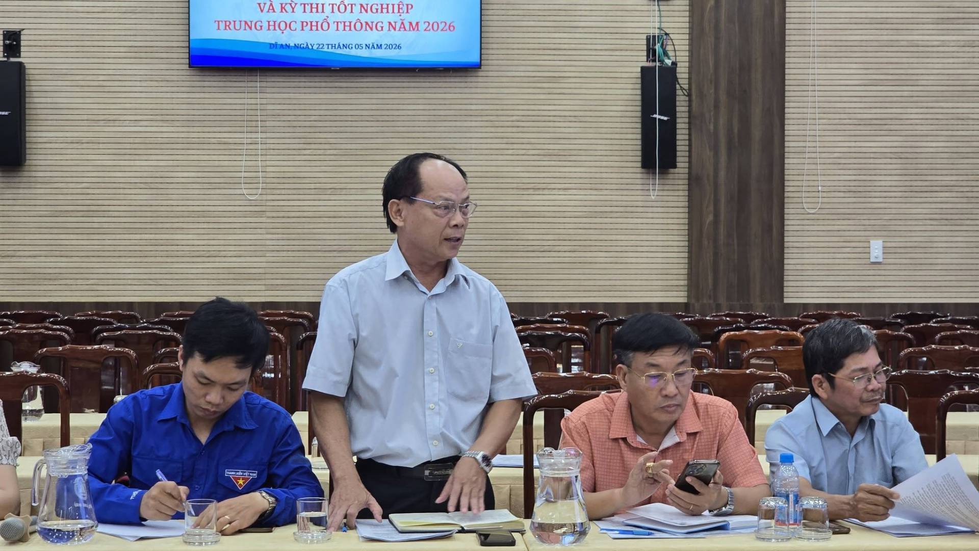 Có thể là hình ảnh về một hoặc nhiều người và văn bản