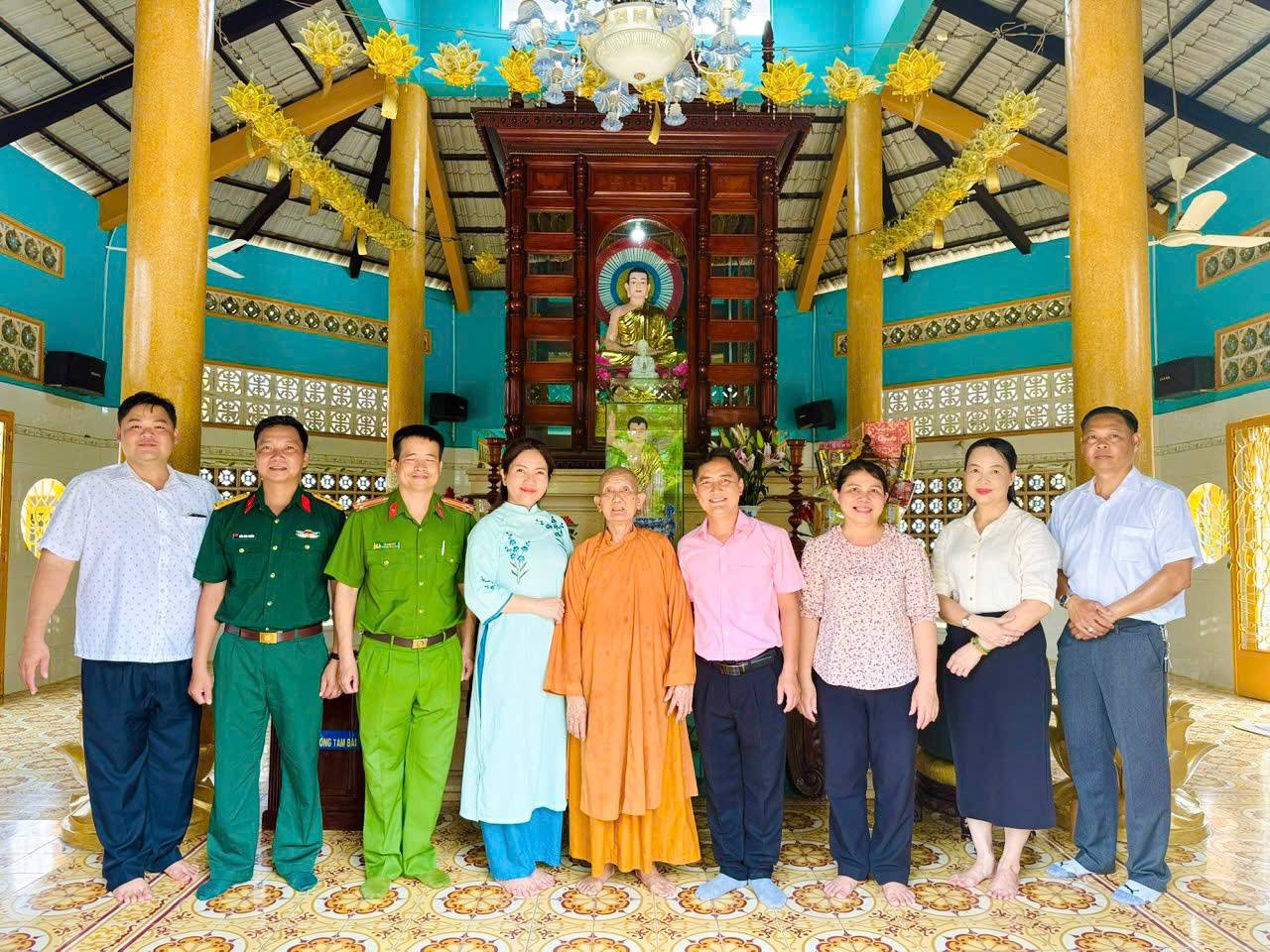 Có thể là hình ảnh về một hoặc nhiều người và đền thờ